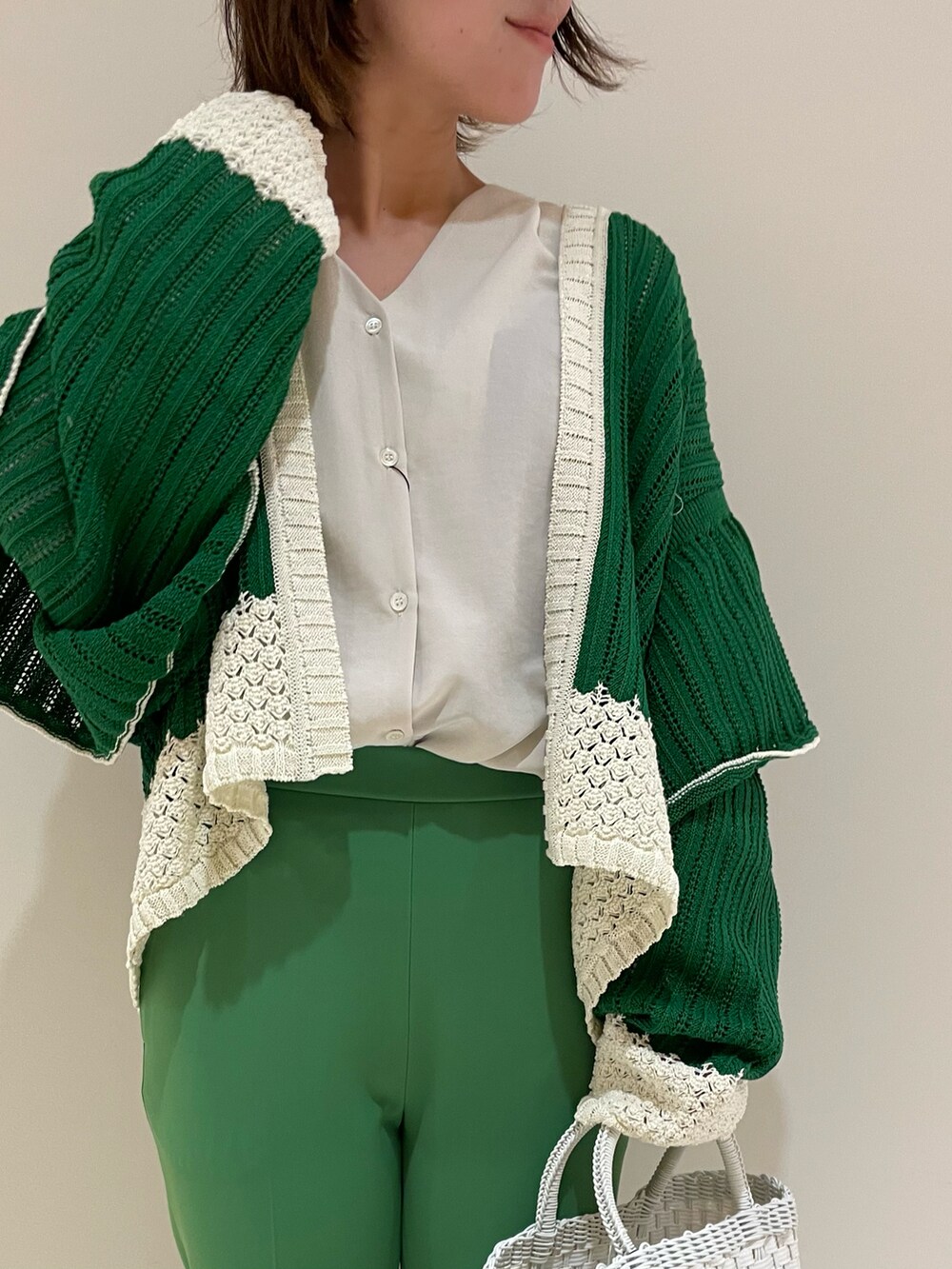 ホワイト系のシャツ/ブラウス、グリーン系のカーディガン/ボレロ、グリーン系のその他パンツを着用したレディースの春コーディネートの5枚目の写真