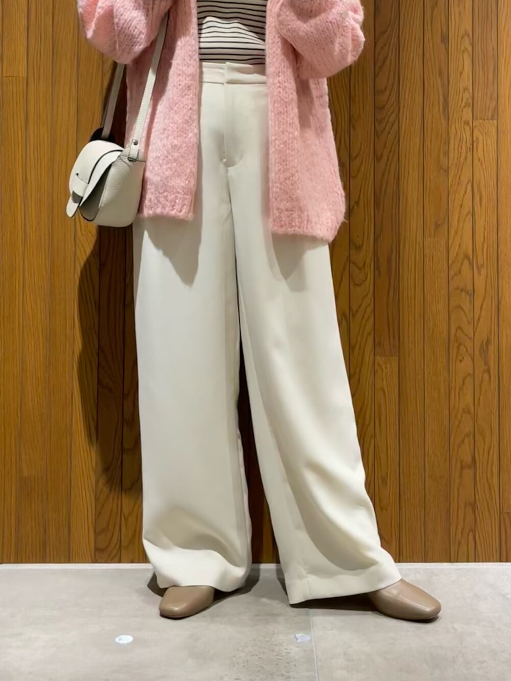 ホワイト系のニット/セーター、ホワイト系のその他パンツ、ベージュ系のブーツを着用したレディースの秋コーディネートの4枚目の写真
