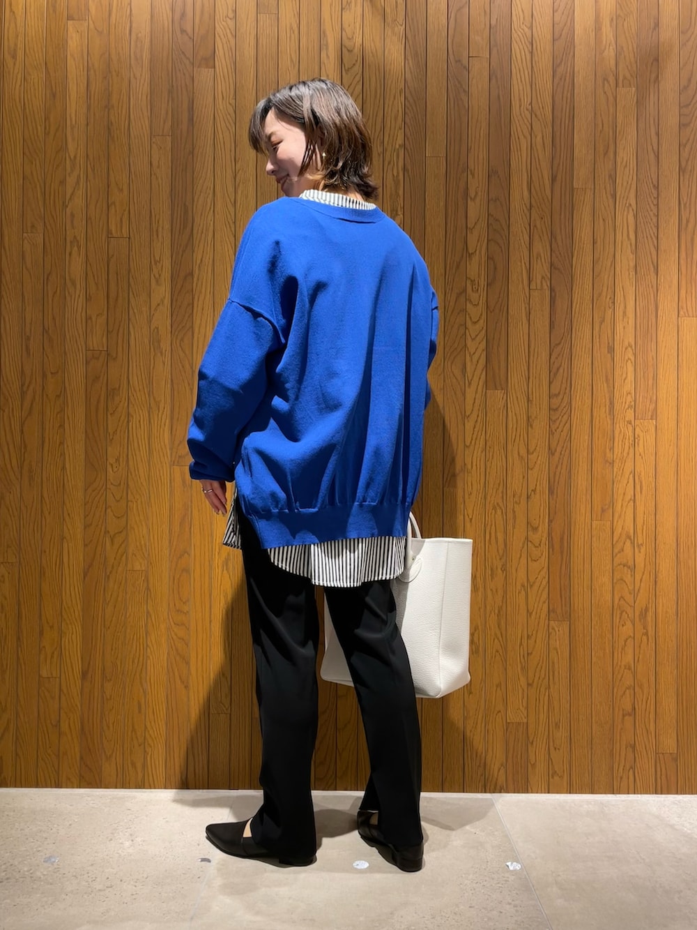 「休日スタイル、カラーコーデ、ブルー、キレイめ、トートバッグ、ヤングアンドオルセン、laato、フラットシューズ、ビジネススタイル、仕事着、低身長、低身長コーデ」｜「LAATOの2WAY KNIT CARDIGAN（ニット/セーター、ブルー系）」を使った、kei☺︎さん（レディース・152cm）の春コーディネートの3枚目の写真