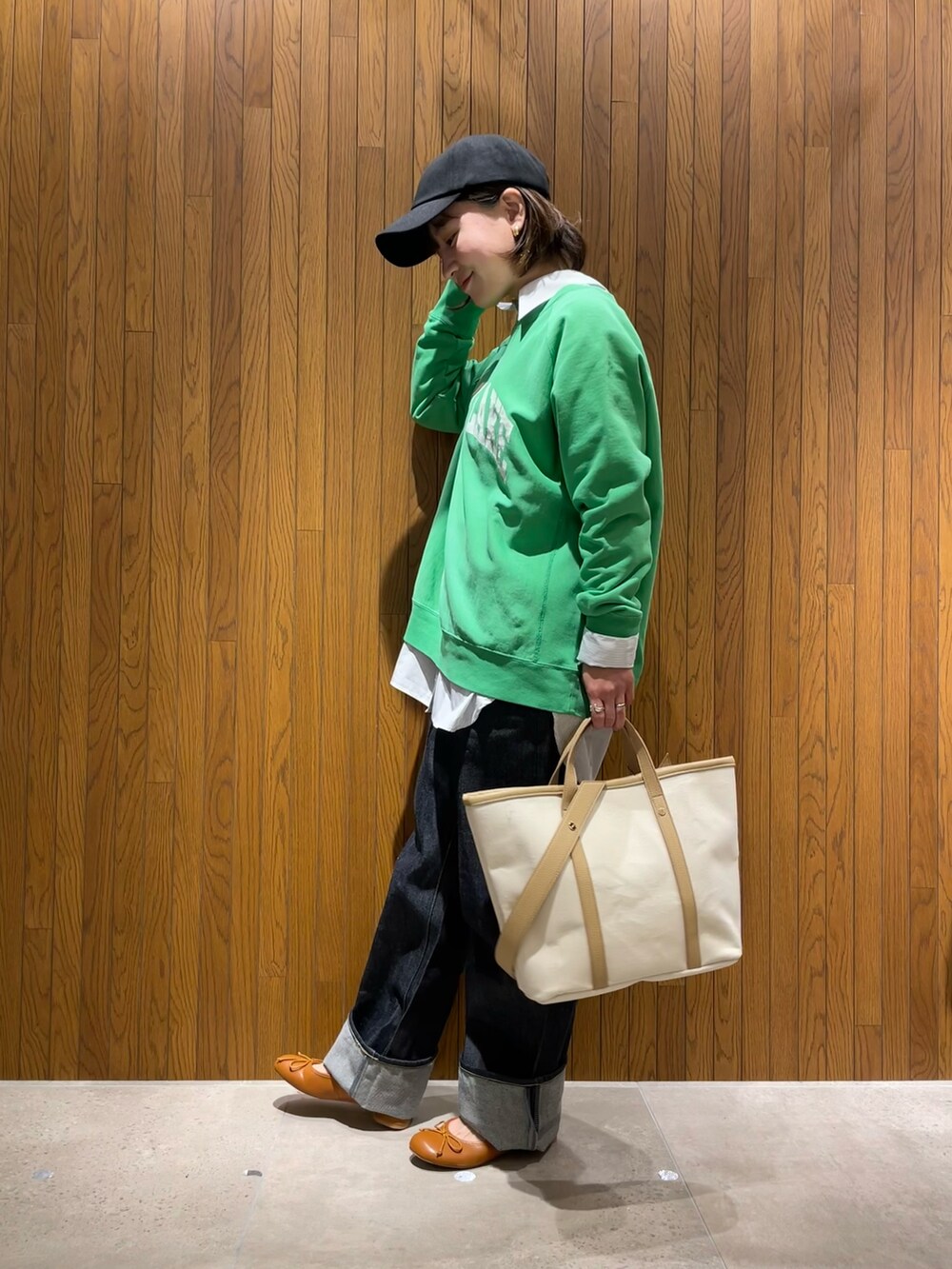「休日スタイル、大人カジュアル、春コーデ、カジュアル、キャップ、ロゴスウェット、グリーン、デニム、ロールアップ、piccadilly、トートバッグ、キャンバストート、シャツスタイル、低身長、レイヤードスタイル」|「URBAN RESEARCHのVintageロゴ スウェット(スウェット、グリーン系)」を使った、kei☺︎さん(レディース・152cm)の冬コーディネートの2枚目の写真