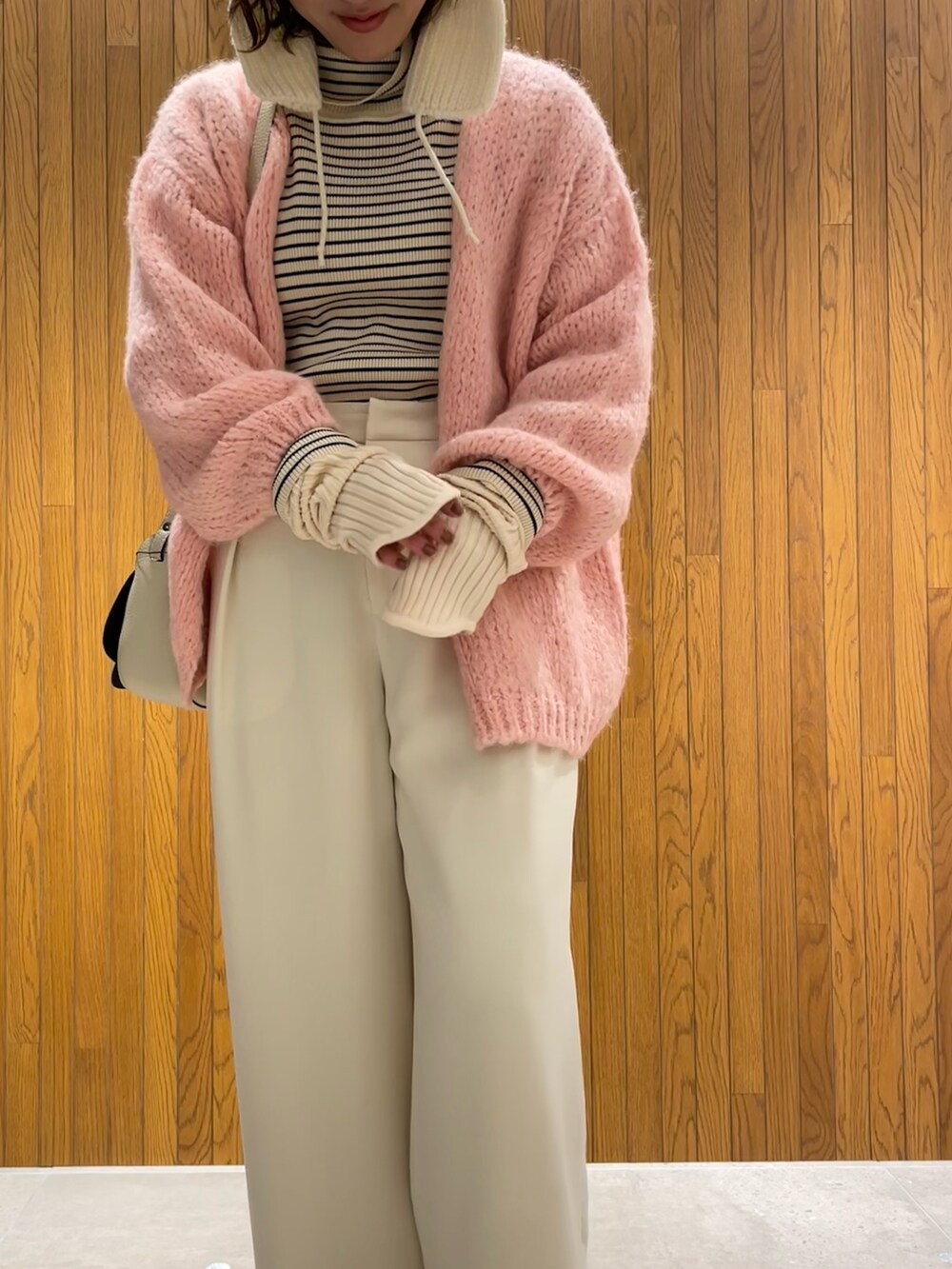 ホワイト系のニット/セーター、ホワイト系のその他パンツ、ベージュ系のブーツを着用したレディースの秋コーディネートの3枚目の写真