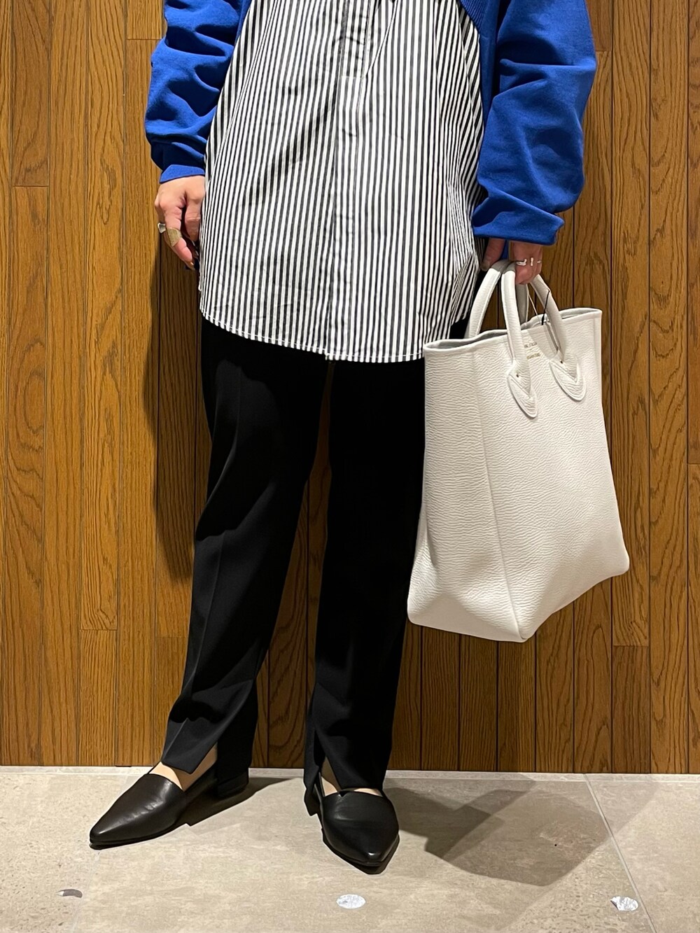 「休日スタイル、カラーコーデ、ブルー、キレイめ、トートバッグ、ヤングアンドオルセン、laato、フラットシューズ、ビジネススタイル、仕事着、低身長、低身長コーデ」｜「LAATOの2WAY KNIT CARDIGAN（ニット/セーター、ブルー系）」を使った、kei☺︎さん（レディース・152cm）の春コーディネートの4枚目の写真