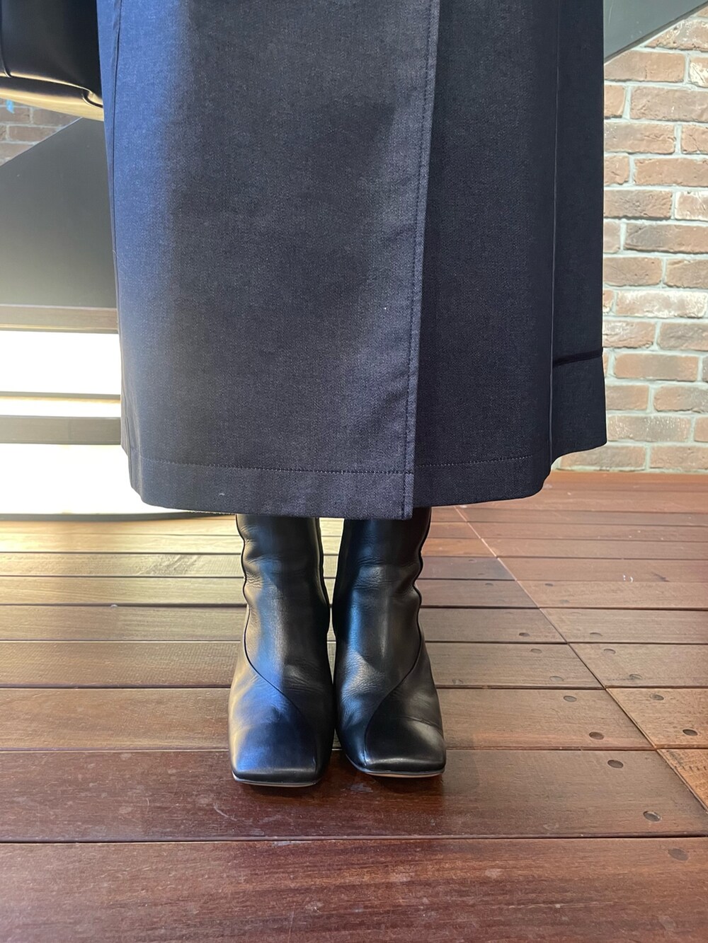 ブルー系のトレンチコートを着用したレディースの秋コーディネートの5枚目の写真