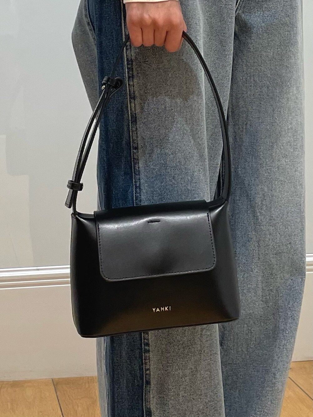 ブルー系のデニムパンツ、ホワイト系のTシャツ/カットソーを着用したレディースの冬コーディネートの3枚目の写真