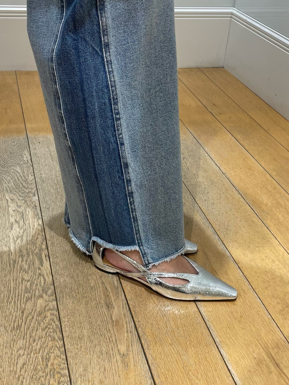 ブルー系のデニムパンツ、ホワイト系のTシャツ/カットソーを着用したレディースの冬コーディネートの5枚目の写真