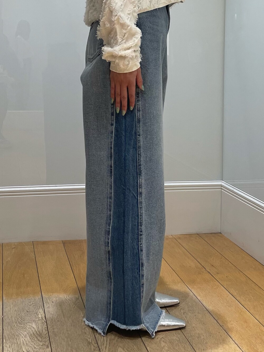 ブルー系のデニムパンツ、ホワイト系のTシャツ/カットソーを着用したレディースの冬コーディネートの4枚目の写真