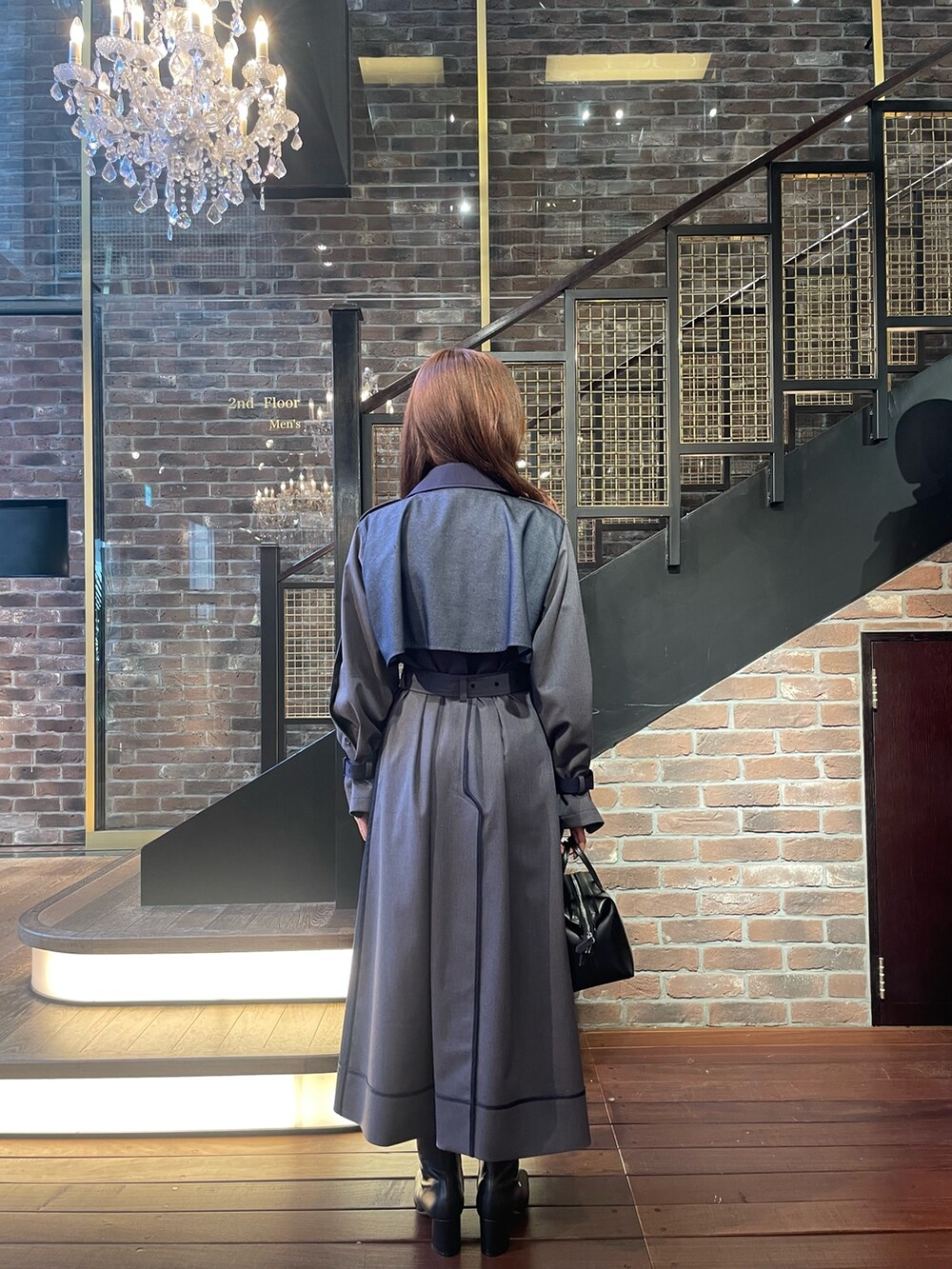 ブルー系のトレンチコートを着用したレディースの秋コーディネートの3枚目の写真