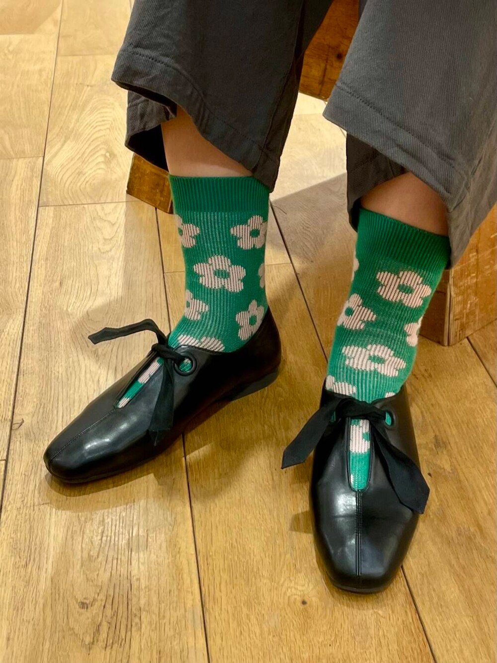 その他のシャツ/ブラウス、ブラック系のその他シューズ、ブラック系のショルダーバッグを着用したレディースの冬コーディネートの5枚目の写真