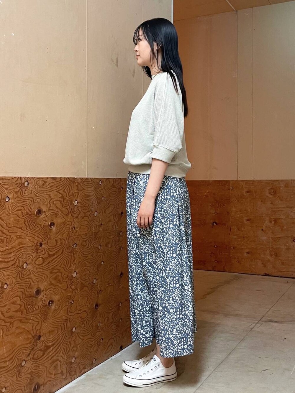 ブルー系のカーディガン/ボレロ、ベージュ系のTシャツ/カットソー、ベージュ系のトートバッグを着用したレディースの春コーディネートの5枚目の写真