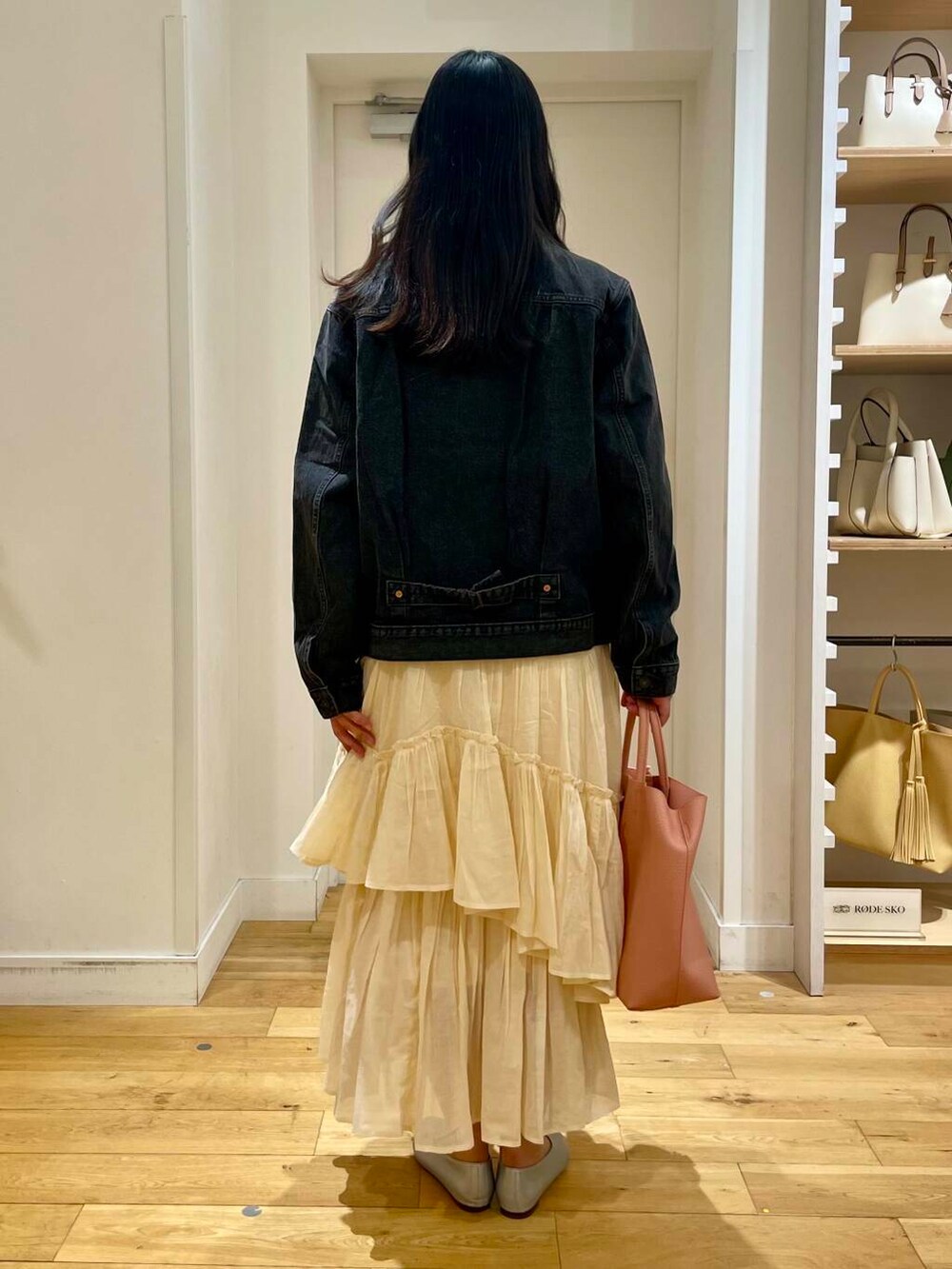 グレー系のTシャツ/カットソー、シルバー系のパンプス、ホワイト系のTシャツ/カットソーを着用したレディースの春コーディネートの4枚目の写真