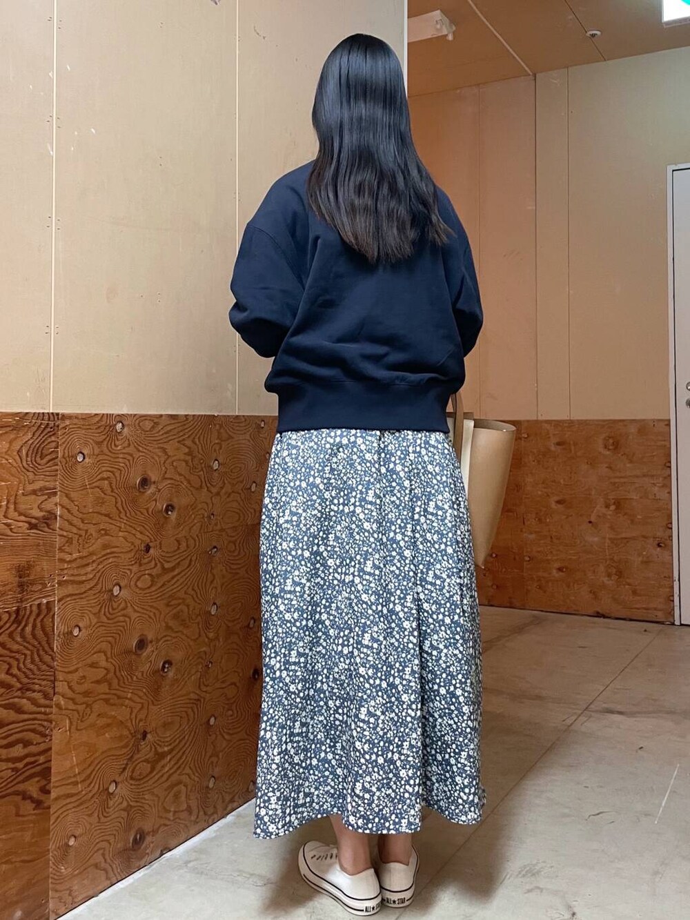 ブルー系のカーディガン/ボレロ、ベージュ系のTシャツ/カットソー、ベージュ系のトートバッグを着用したレディースの春コーディネートの3枚目の写真