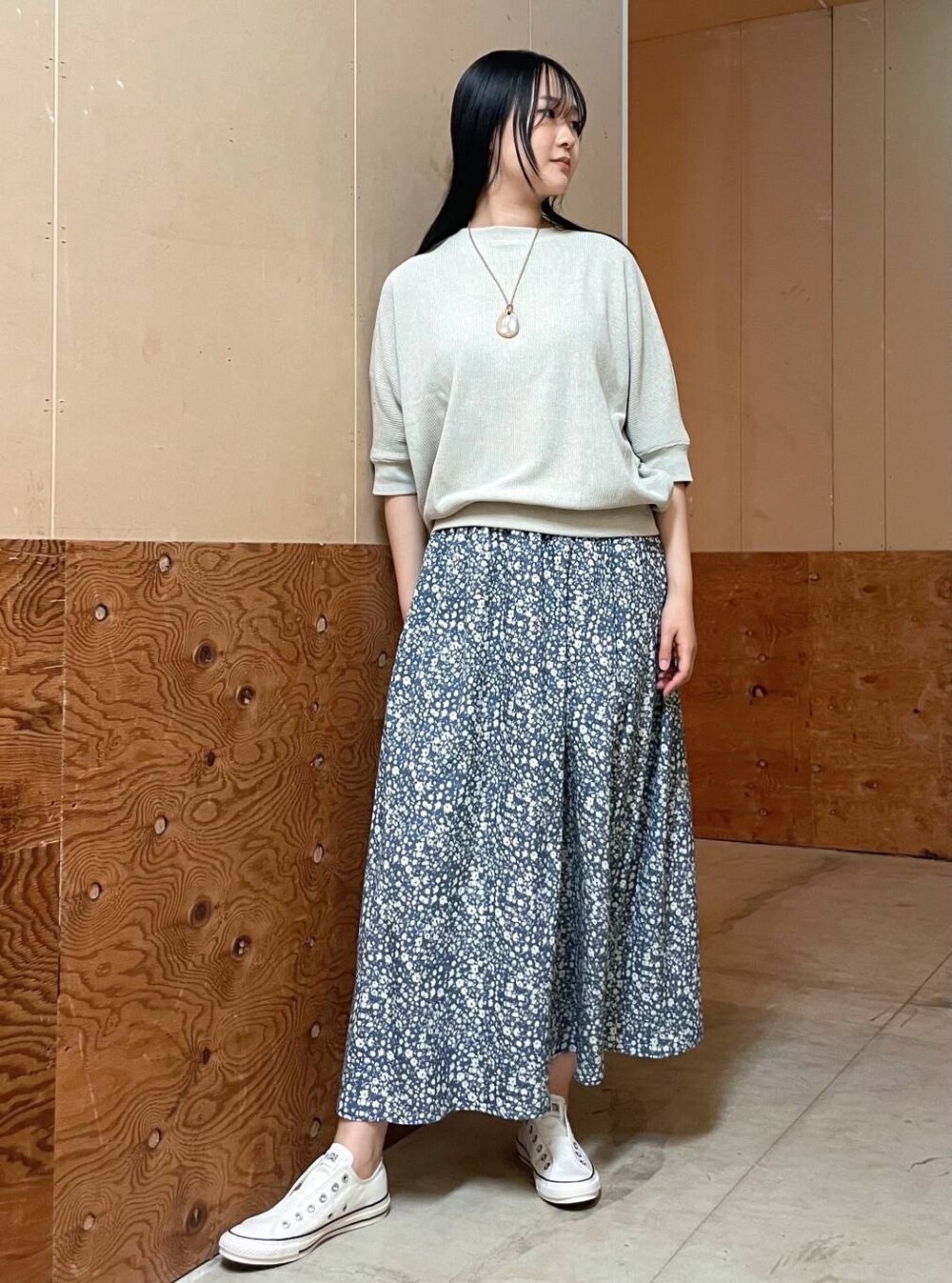 ブルー系のカーディガン/ボレロ、ベージュ系のTシャツ/カットソー、ベージュ系のトートバッグを着用したレディースの春コーディネートの4枚目の写真