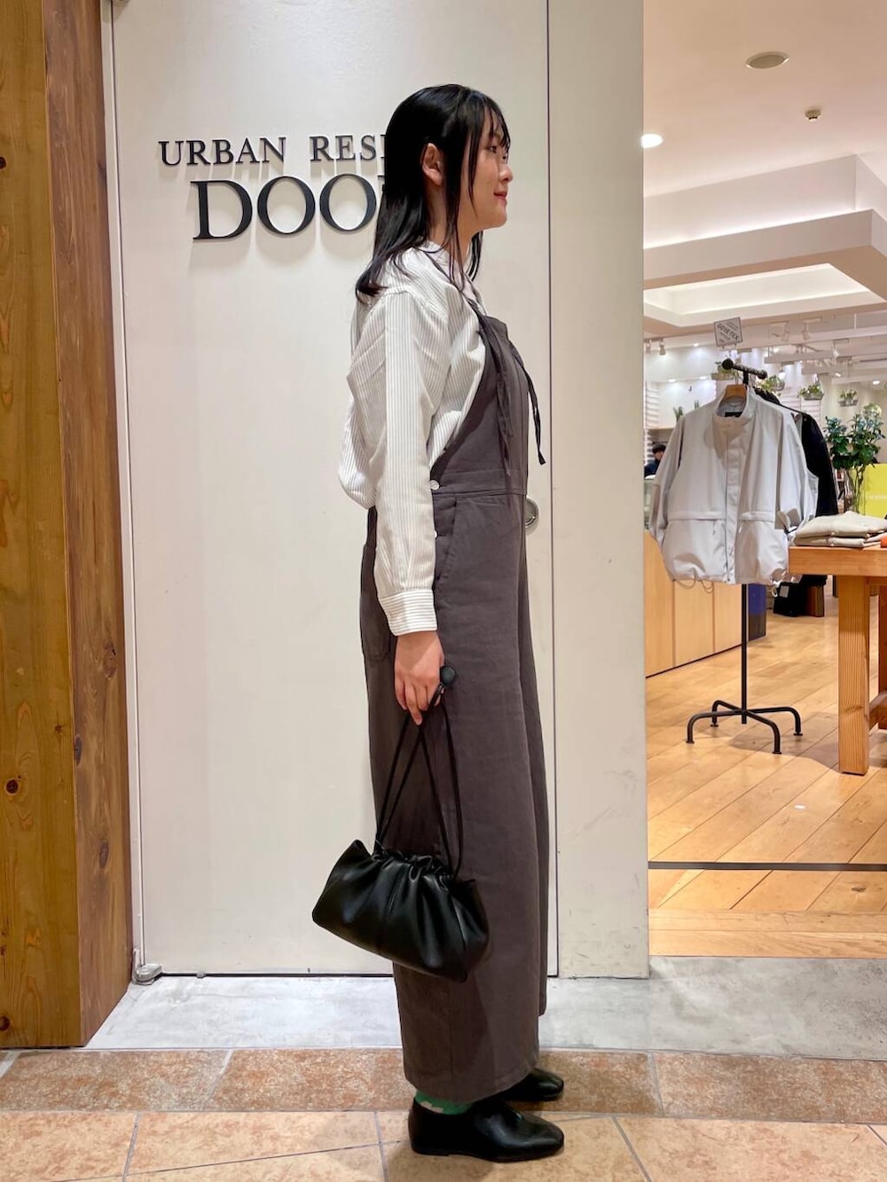 その他のシャツ/ブラウス、ブラック系のその他シューズ、ブラック系のショルダーバッグを着用したレディースの冬コーディネートの2枚目の写真