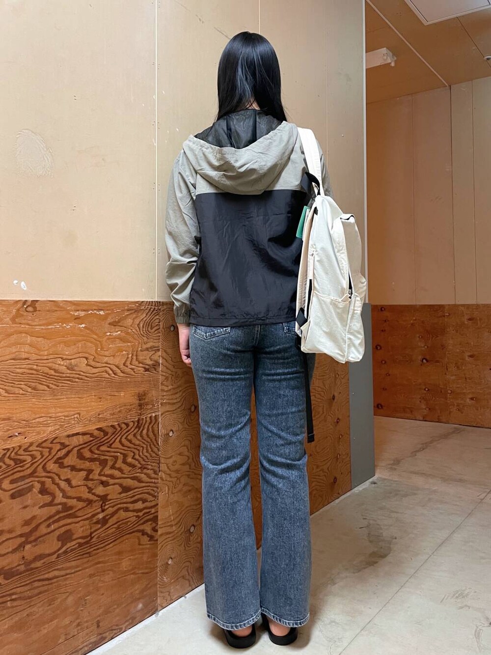 ホワイト系のバックパック/リュック、ブルー系のデニムパンツ、ブラウン系のTシャツ/カットソーを着用したレディースの春コーディネートの4枚目の写真