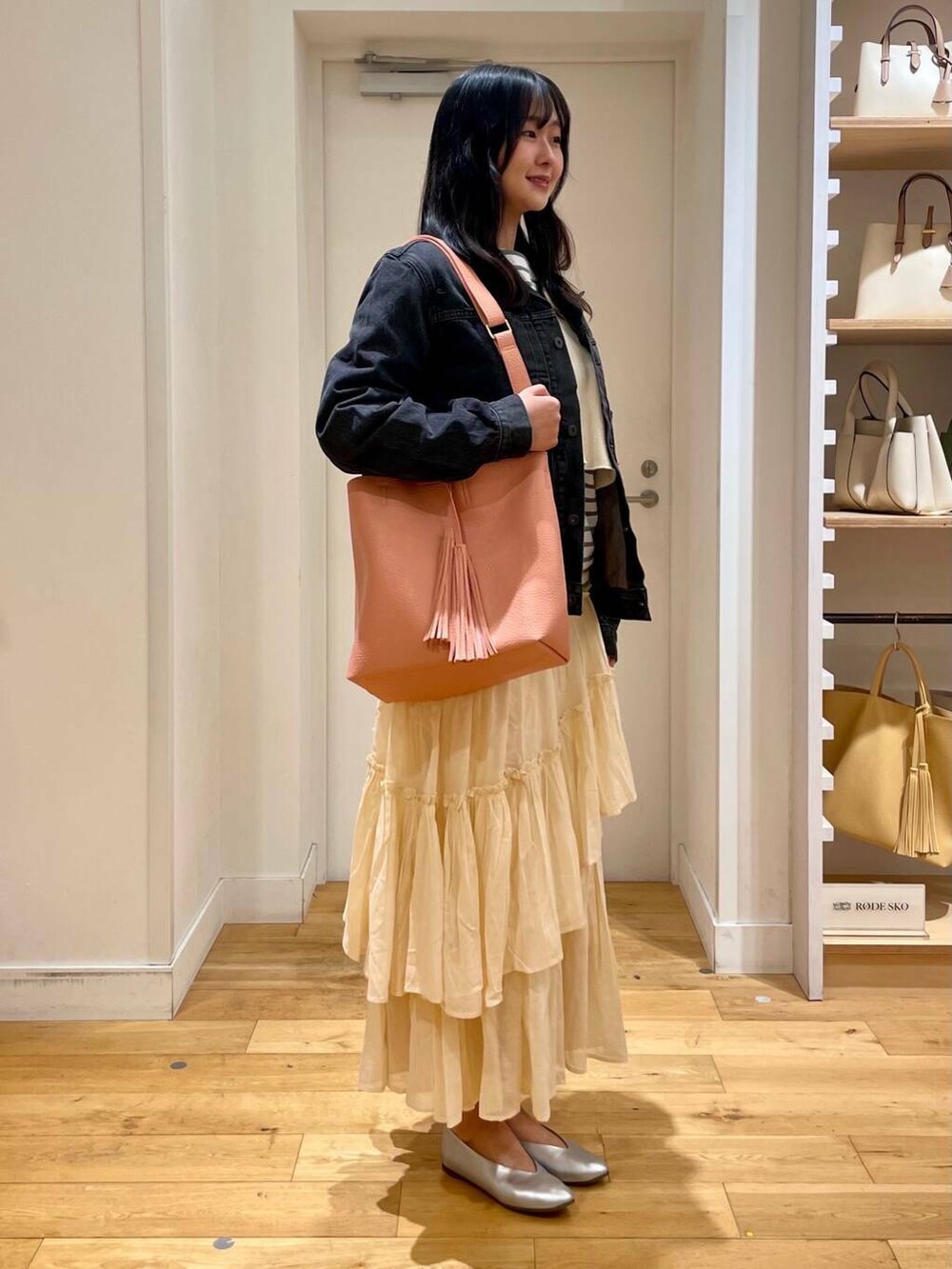 グレー系のTシャツ/カットソー、シルバー系のパンプス、ホワイト系のTシャツ/カットソーを着用したレディースの春コーディネートの2枚目の写真