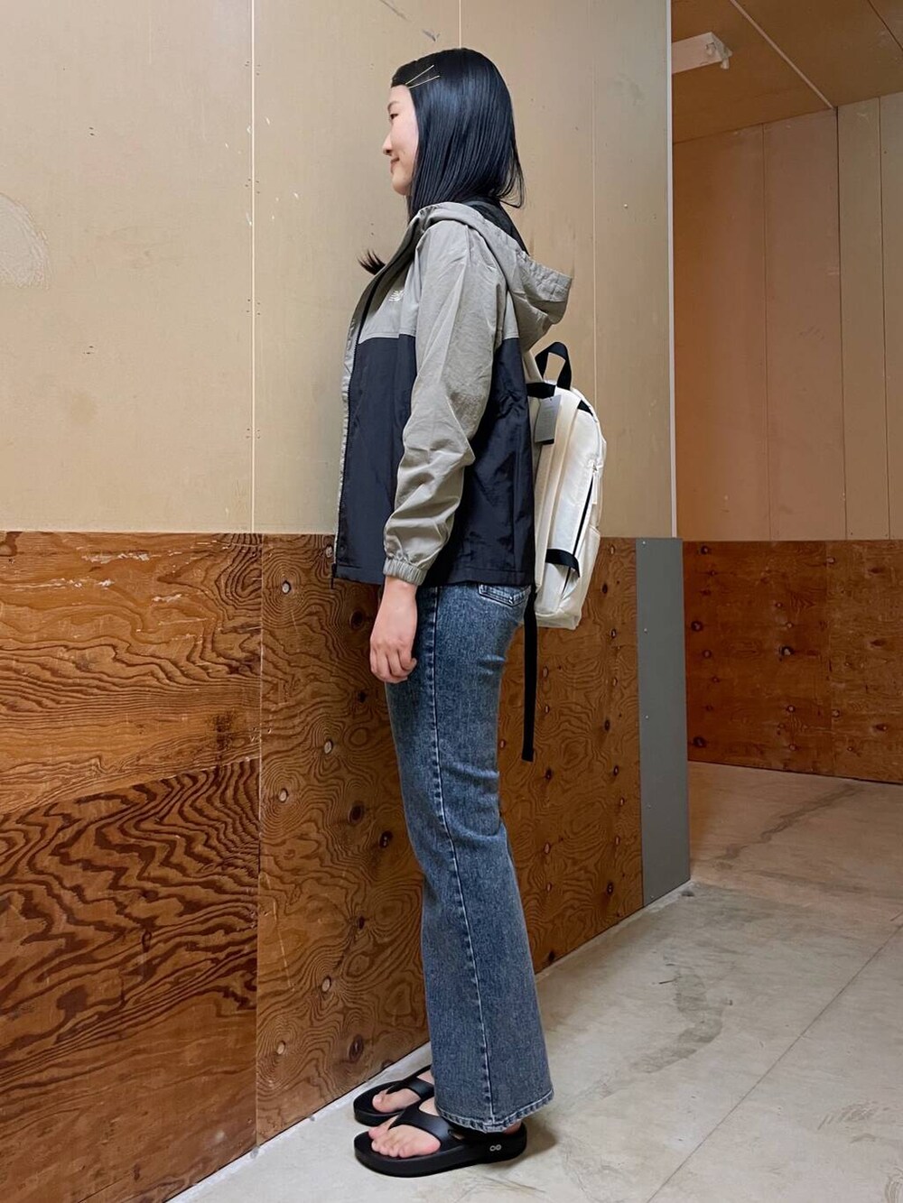 ホワイト系のバックパック/リュック、ブルー系のデニムパンツ、ブラウン系のTシャツ/カットソーを着用したレディースの春コーディネートの3枚目の写真