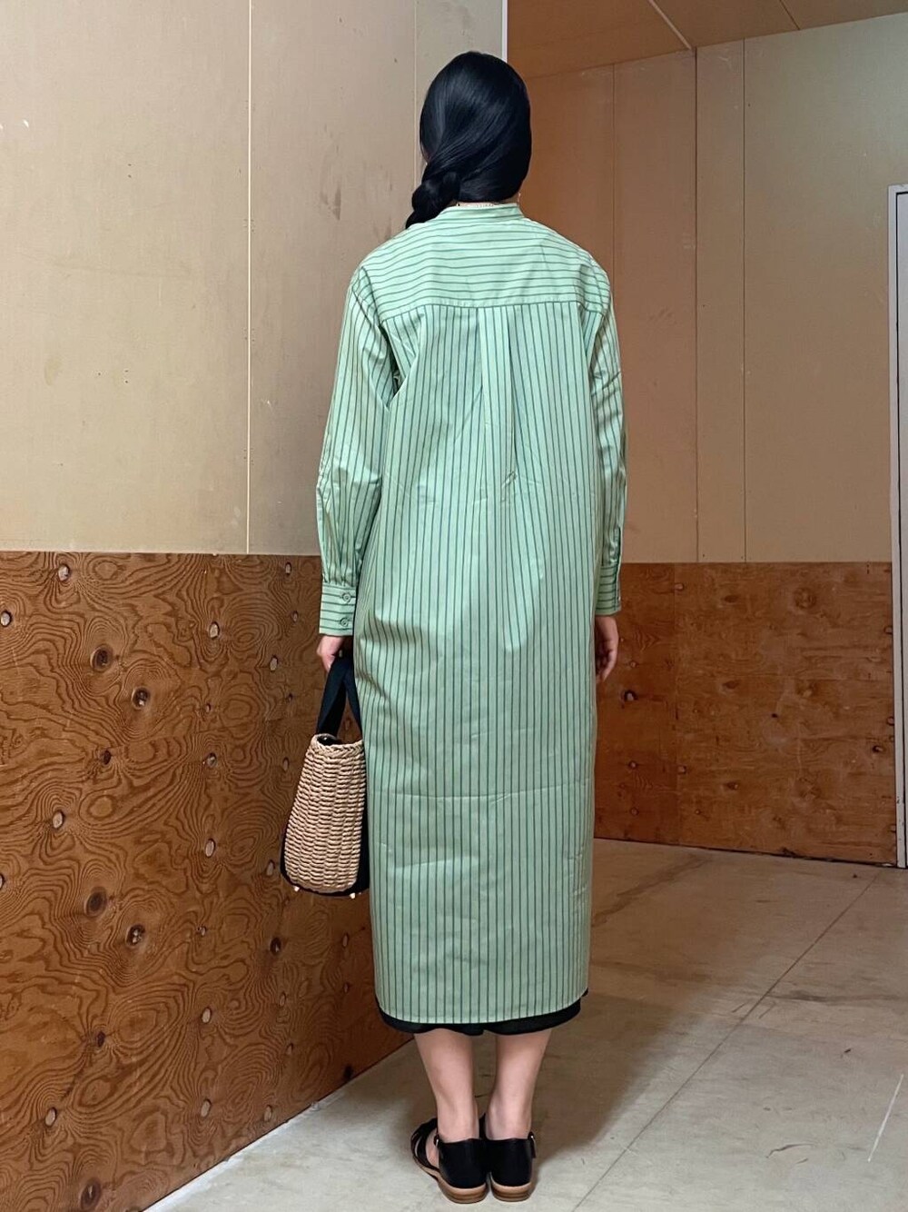 ベージュ系のハンドバッグ、ブラック系のサンダル、グリーン系のワンピースを着用したレディースの春コーディネートの4枚目の写真