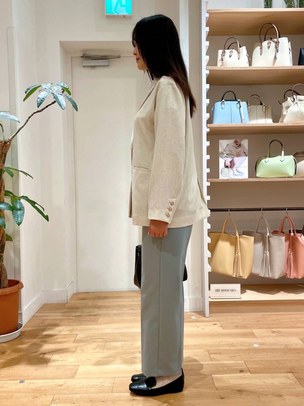 ブラック系のローファー、ブラック系のショルダーバッグ、ブルー系のその他パンツを着用したレディースの春コーディネートの3枚目の写真