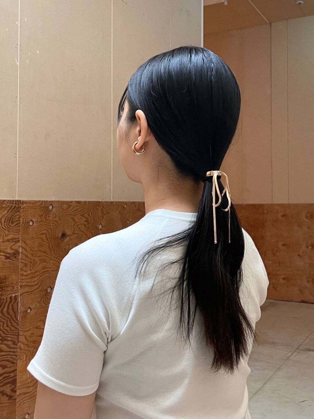 ブラック系のサンダル、ブルー系のデニムパンツ、イエロー系のシャツ/ブラウスを着用したレディースの春コーディネートの9枚目の写真