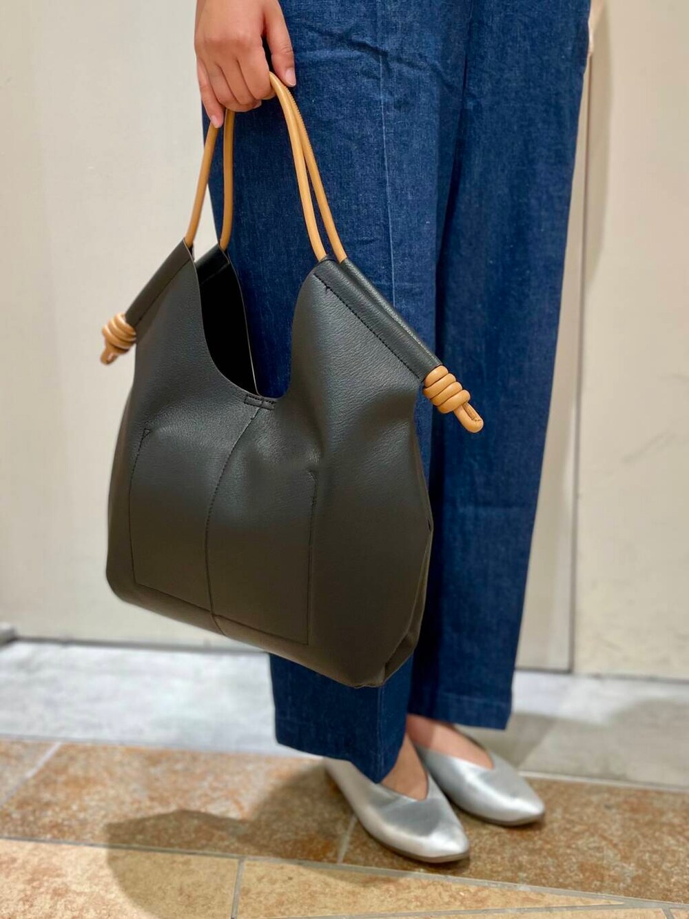 シルバー系のパンプス、ブラック系のトートバッグ、ブルー系のサロペット/オーバーオールを着用したレディースの春コーディネートの7枚目の写真