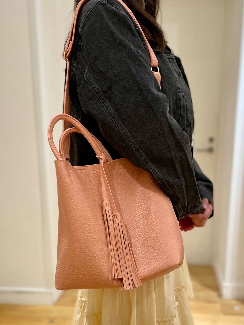 グレー系のTシャツ/カットソー、シルバー系のパンプス、ホワイト系のTシャツ/カットソーを着用したレディースの春コーディネートの8枚目の写真