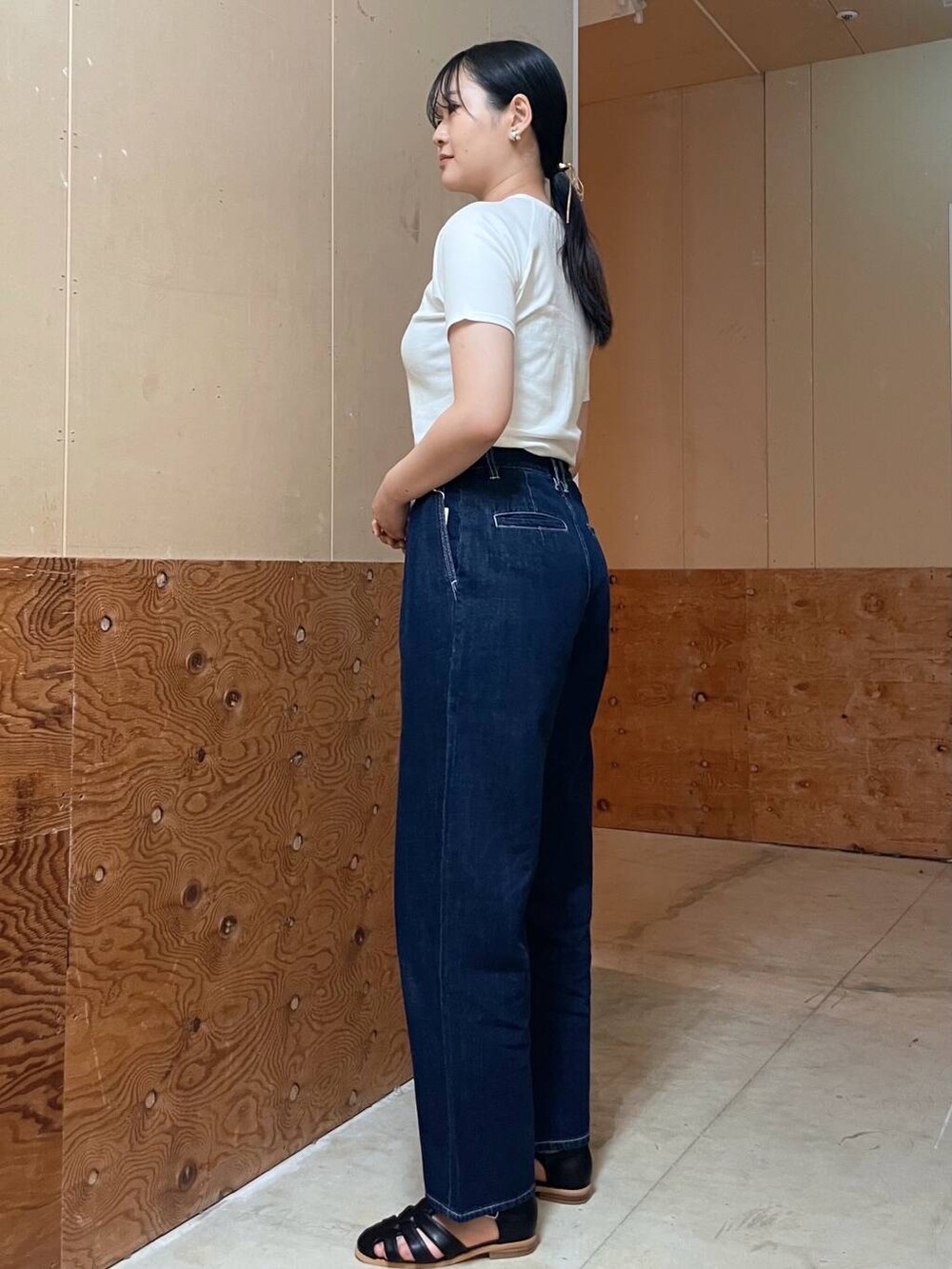 ブラック系のサンダル、ブルー系のデニムパンツ、イエロー系のシャツ/ブラウスを着用したレディースの春コーディネートの7枚目の写真