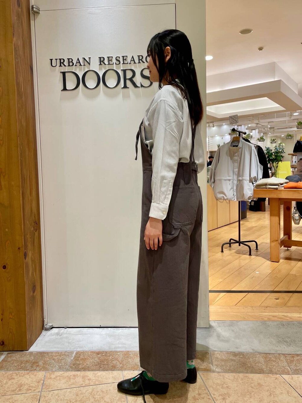 その他のシャツ/ブラウス、ブラック系のその他シューズ、ブラック系のショルダーバッグを着用したレディースの冬コーディネートの3枚目の写真