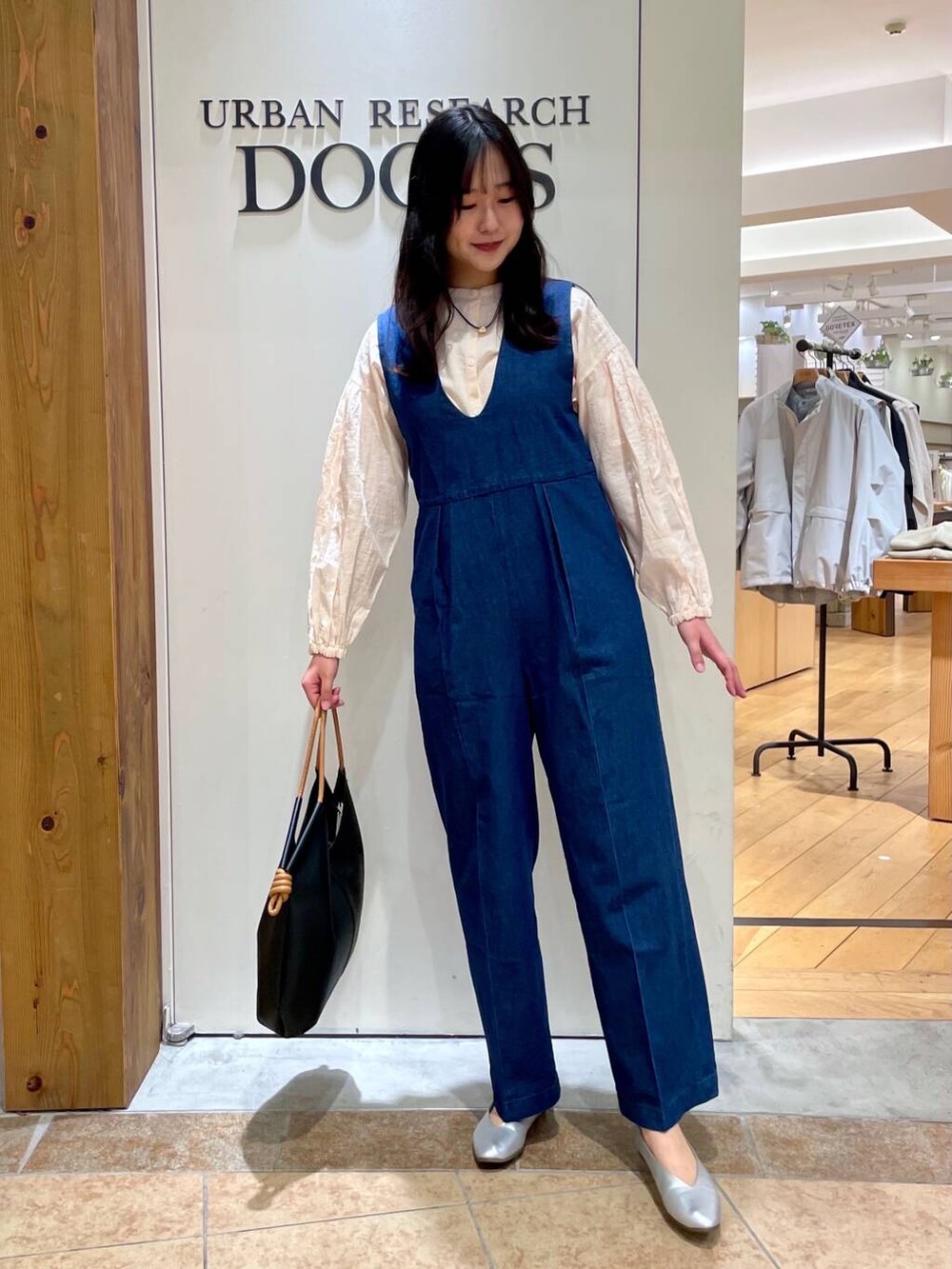 シルバー系のパンプス、ブラック系のトートバッグ、ブルー系のサロペット/オーバーオールを着用したレディースの春コーディネートの5枚目の写真