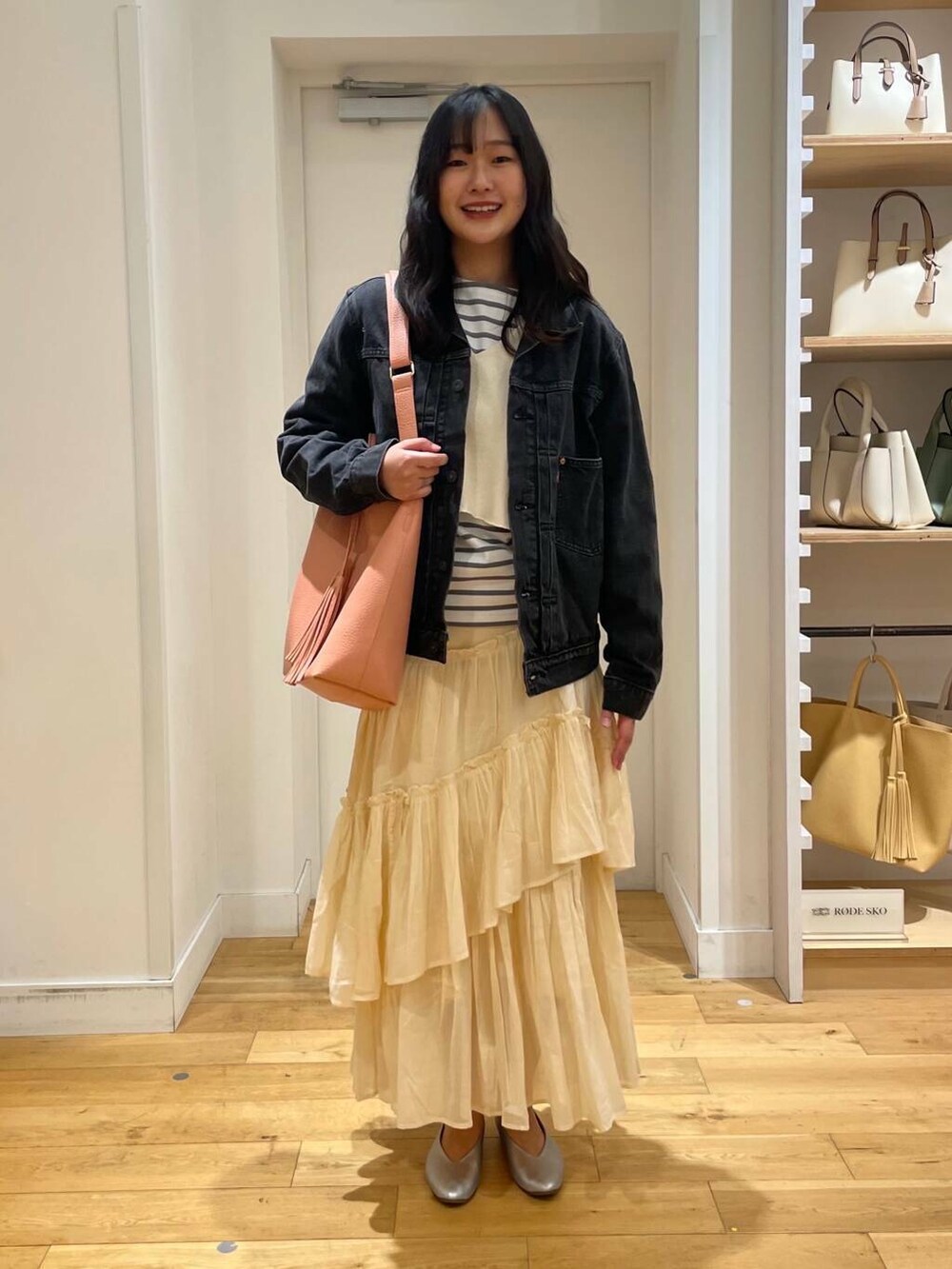 グレー系のTシャツ/カットソー、シルバー系のパンプス、ホワイト系のTシャツ/カットソーを着用したレディースの春コーディネートの9枚目の写真