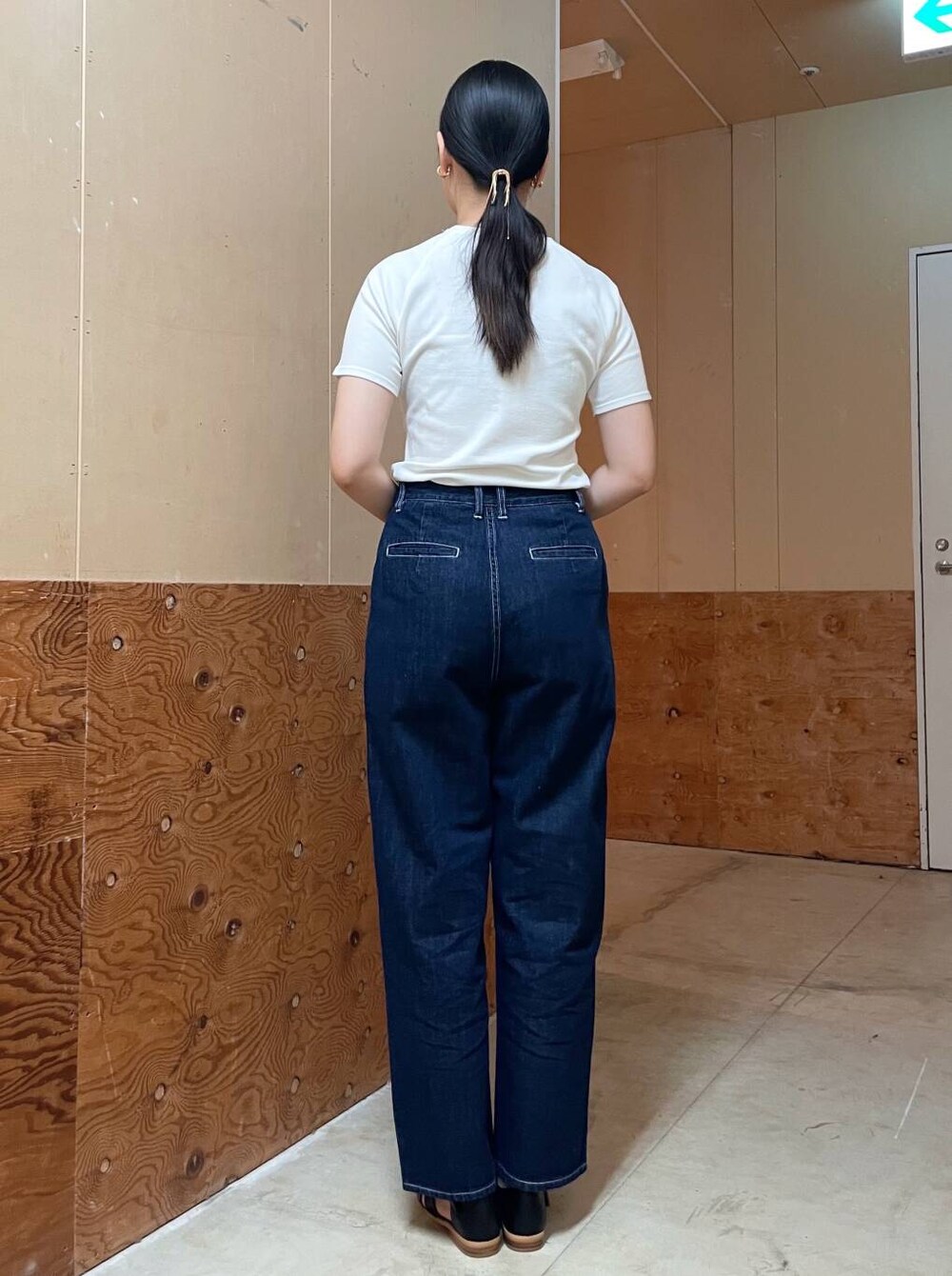 ブラック系のサンダル、ブルー系のデニムパンツ、イエロー系のシャツ/ブラウスを着用したレディースの春コーディネートの6枚目の写真