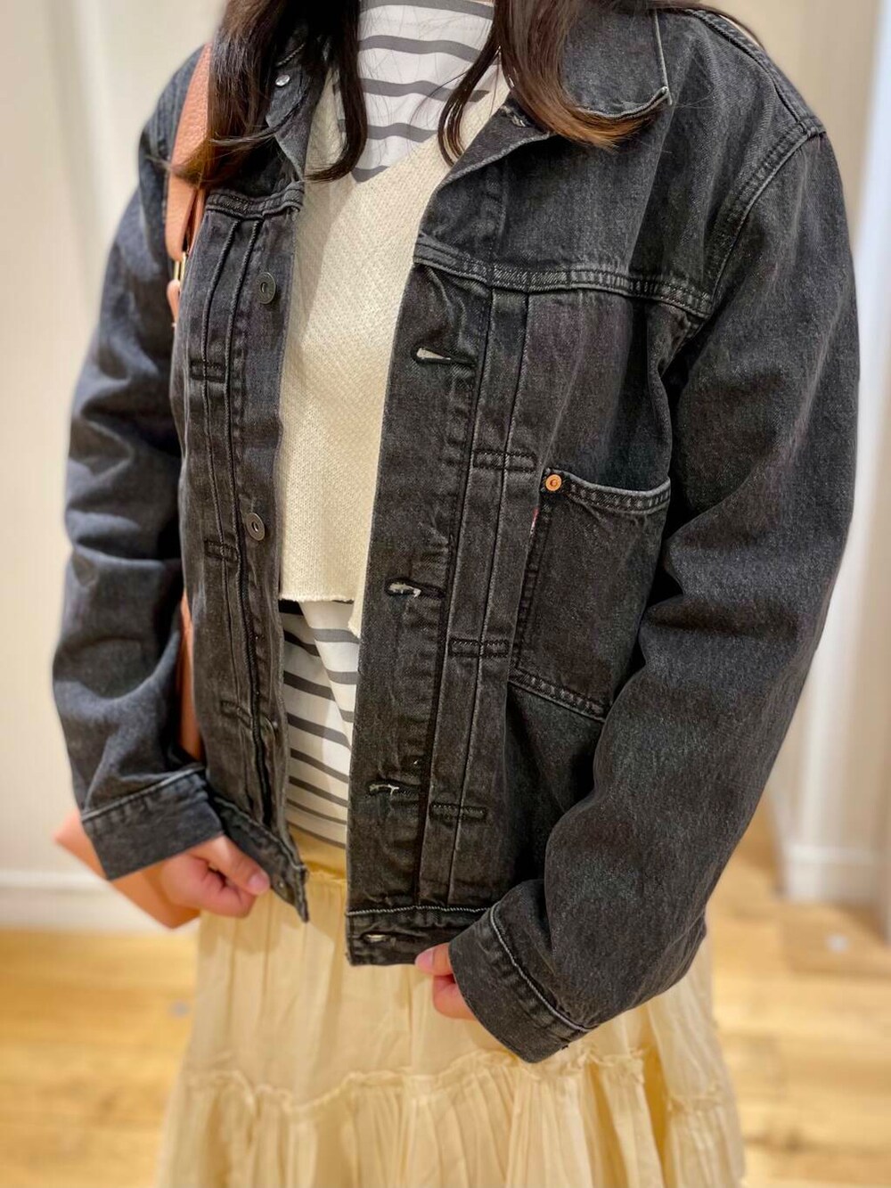 グレー系のTシャツ/カットソー、シルバー系のパンプス、ホワイト系のTシャツ/カットソーを着用したレディースの春コーディネートの6枚目の写真