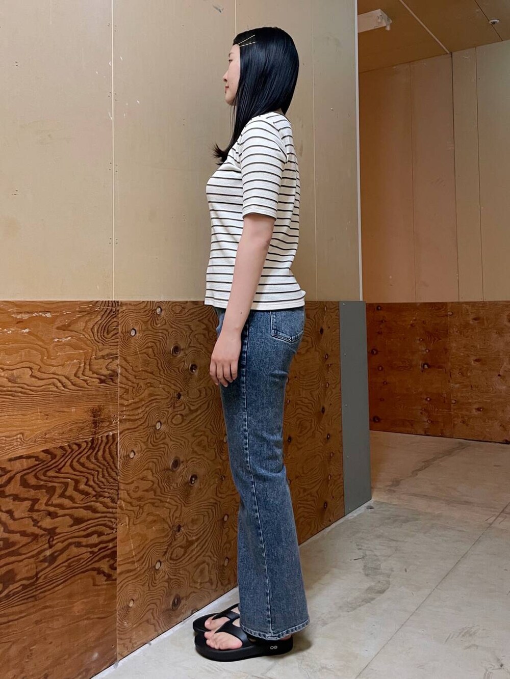 ホワイト系のバックパック/リュック、ブルー系のデニムパンツ、ブラウン系のTシャツ/カットソーを着用したレディースの春コーディネートの8枚目の写真