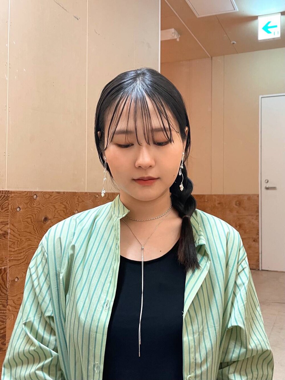 ベージュ系のハンドバッグ、ブラック系のサンダル、グリーン系のワンピースを着用したレディースの春コーディネートの7枚目の写真