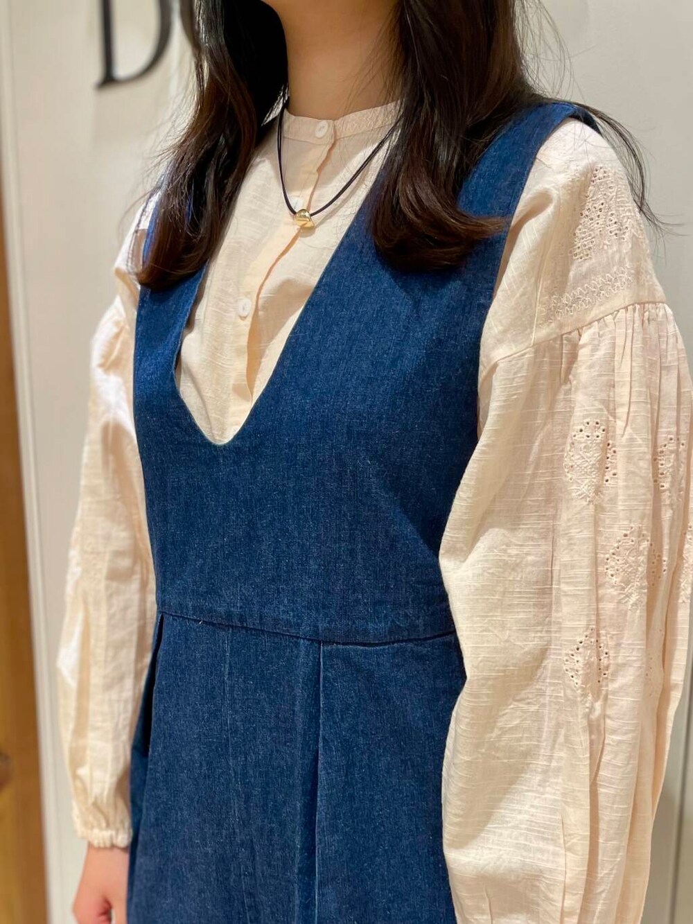 シルバー系のパンプス、ブラック系のトートバッグ、ブルー系のサロペット/オーバーオールを着用したレディースの春コーディネートの6枚目の写真