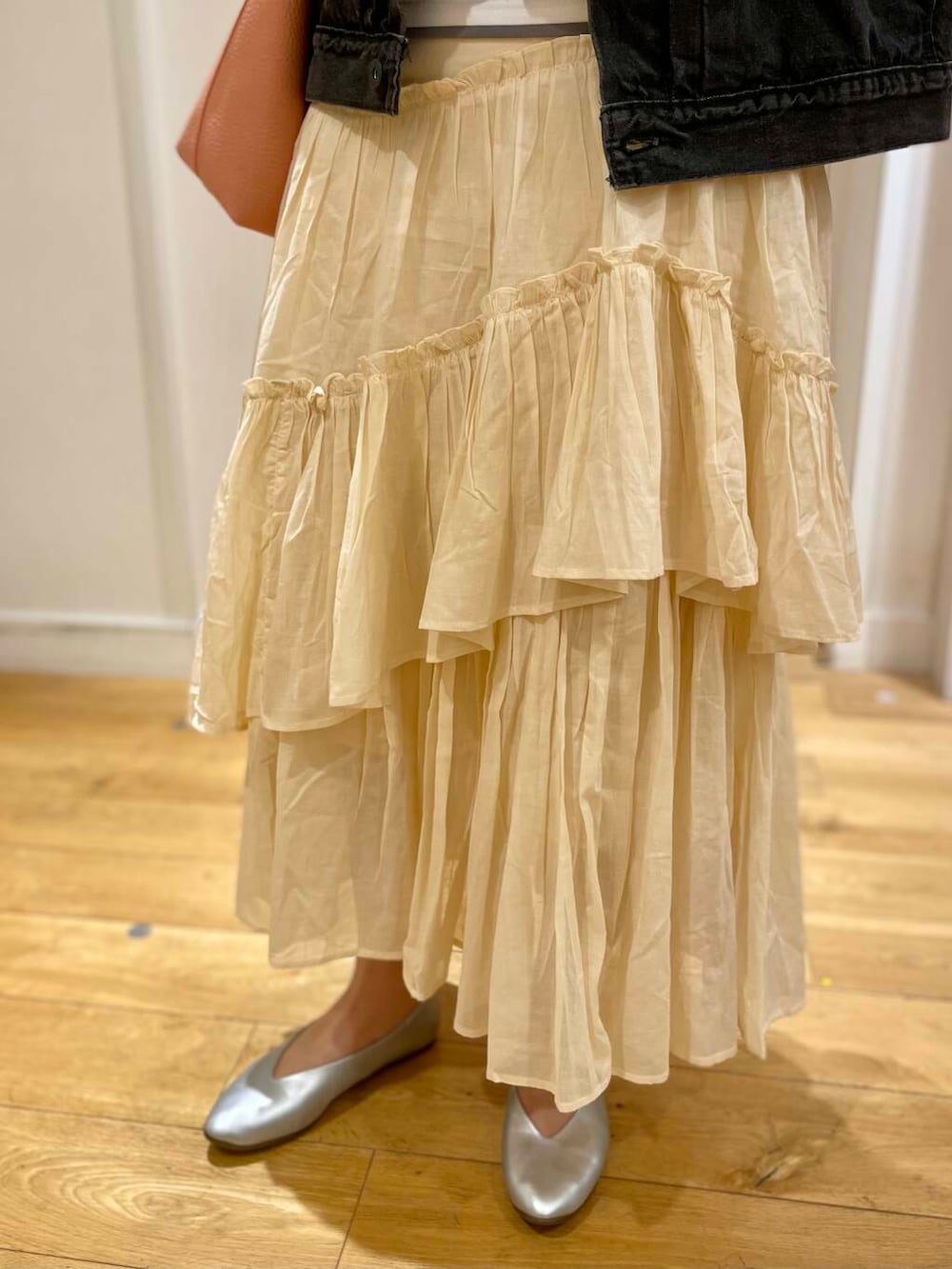 グレー系のTシャツ/カットソー、シルバー系のパンプス、ホワイト系のTシャツ/カットソーを着用したレディースの春コーディネートの7枚目の写真