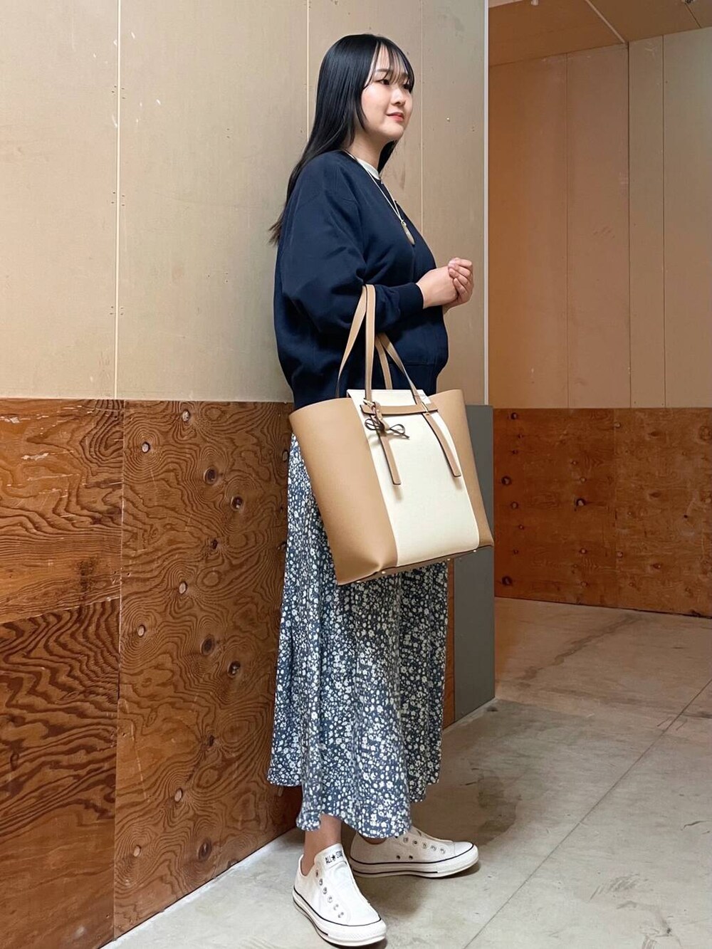 ブルー系のカーディガン/ボレロ、ベージュ系のTシャツ/カットソー、ベージュ系のトートバッグを着用したレディースの春コーディネートの2枚目の写真