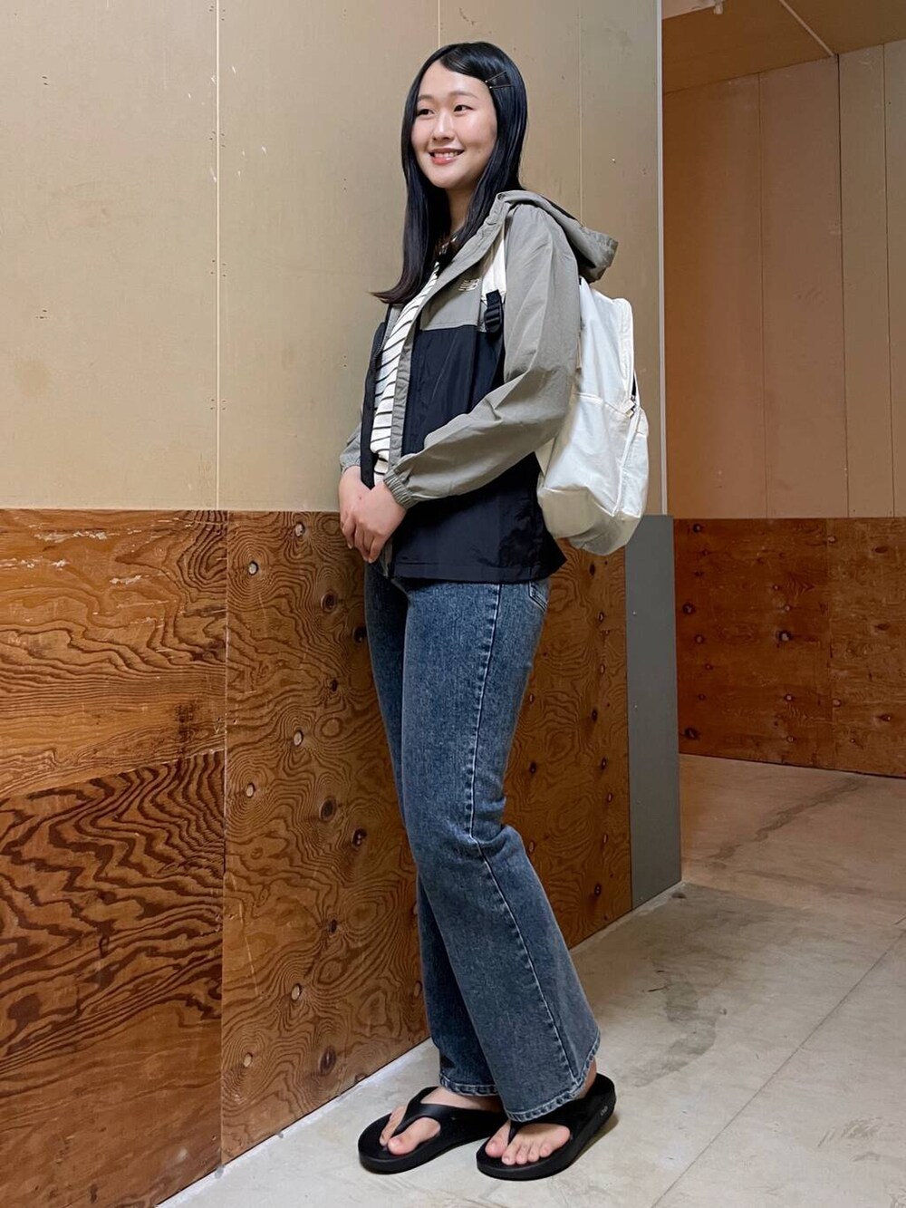 ホワイト系のバックパック/リュック、ブルー系のデニムパンツ、ブラウン系のTシャツ/カットソーを着用したレディースの春コーディネートの5枚目の写真