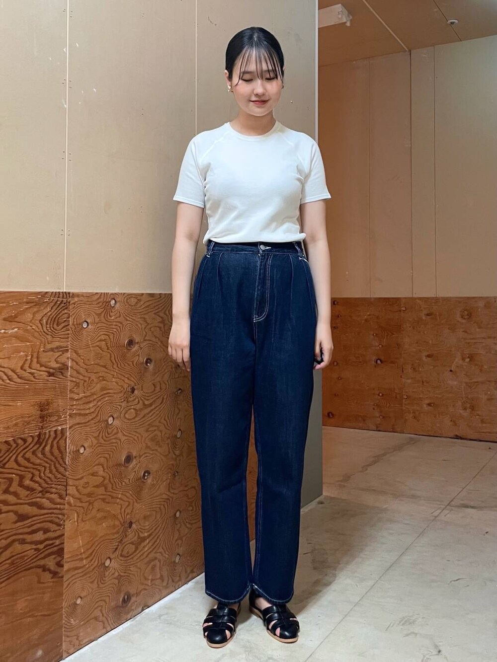 ブラック系のサンダル、ブルー系のデニムパンツ、イエロー系のシャツ/ブラウスを着用したレディースの春コーディネートの5枚目の写真