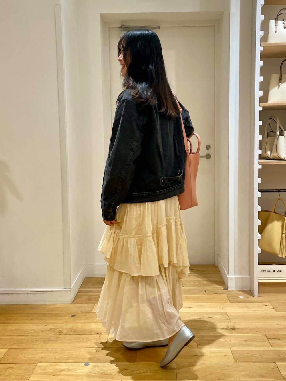 グレー系のTシャツ/カットソー、シルバー系のパンプス、ホワイト系のTシャツ/カットソーを着用したレディースの春コーディネートの5枚目の写真