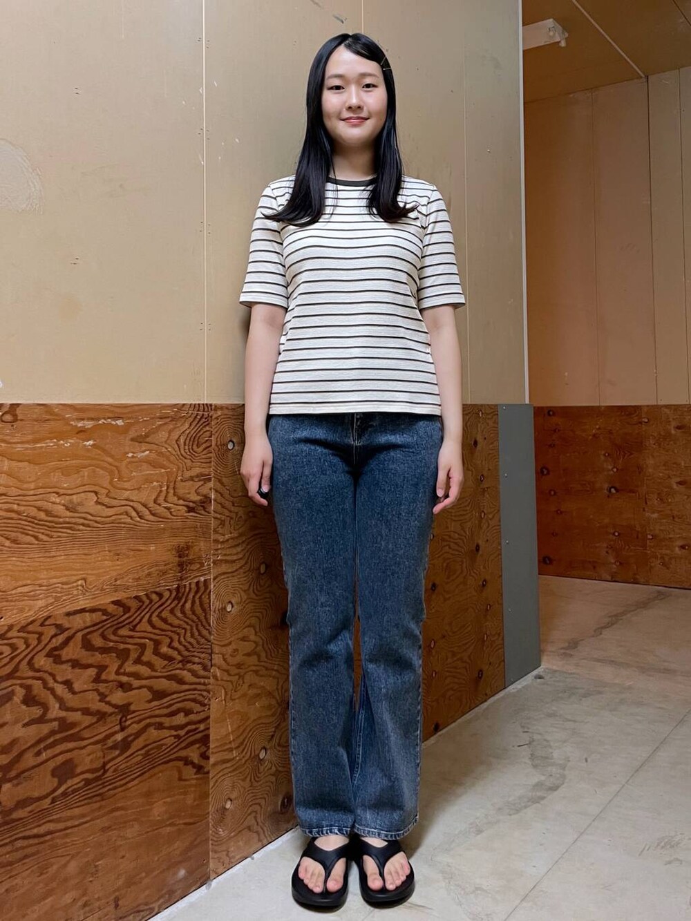 ホワイト系のバックパック/リュック、ブルー系のデニムパンツ、ブラウン系のTシャツ/カットソーを着用したレディースの春コーディネートの7枚目の写真