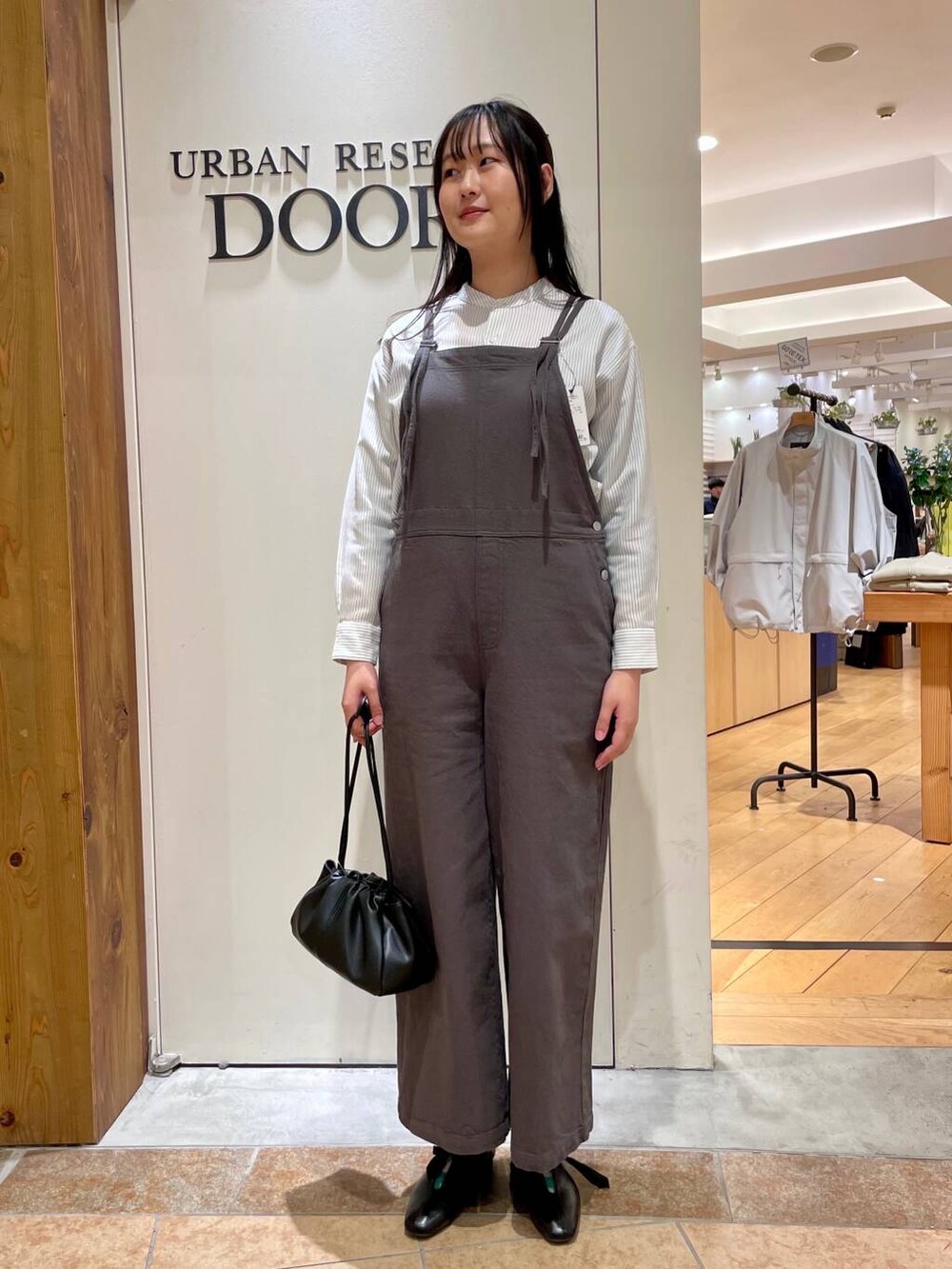 その他のシャツ/ブラウス、ブラック系のその他シューズ、ブラック系のショルダーバッグを着用したレディースの冬コーディネートの4枚目の写真