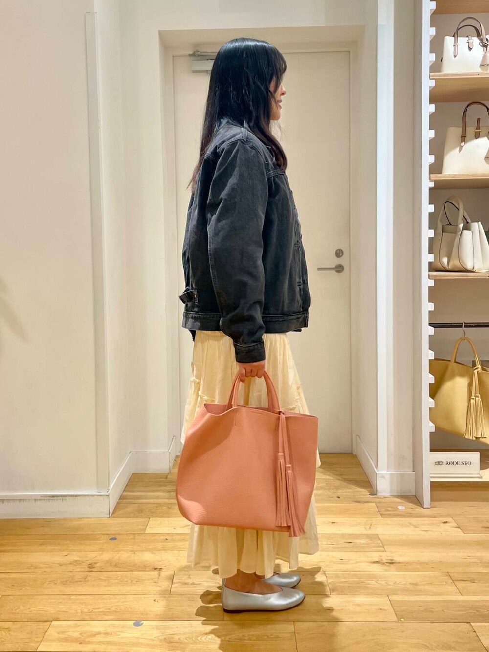 グレー系のTシャツ/カットソー、シルバー系のパンプス、ホワイト系のTシャツ/カットソーを着用したレディースの春コーディネートの3枚目の写真