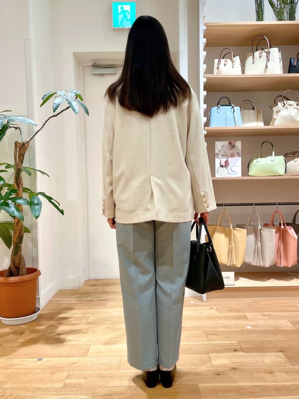 ブラック系のローファー、ブラック系のショルダーバッグ、ブルー系のその他パンツを着用したレディースの春コーディネートの4枚目の写真