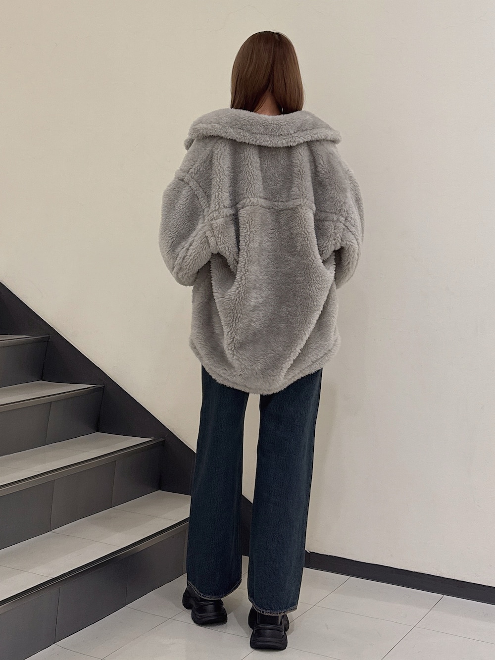 「冬コーデ、ootd、gydastaff、ファーコート、デニムパンツ、厚底シューズ」｜「GYDAのコクーンエコファーブルゾン（ブルゾン、グレー系）」を使った、mayuさん（レディース・160cm）の冬コーディネートの2枚目の写真