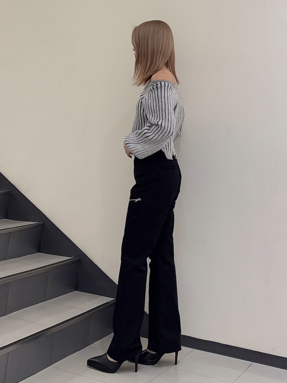 ブラック系のニット/セーター、ブラック系のその他パンツ、ブラック系のパンプスを着用したレディースの冬コーディネートの2枚目の写真