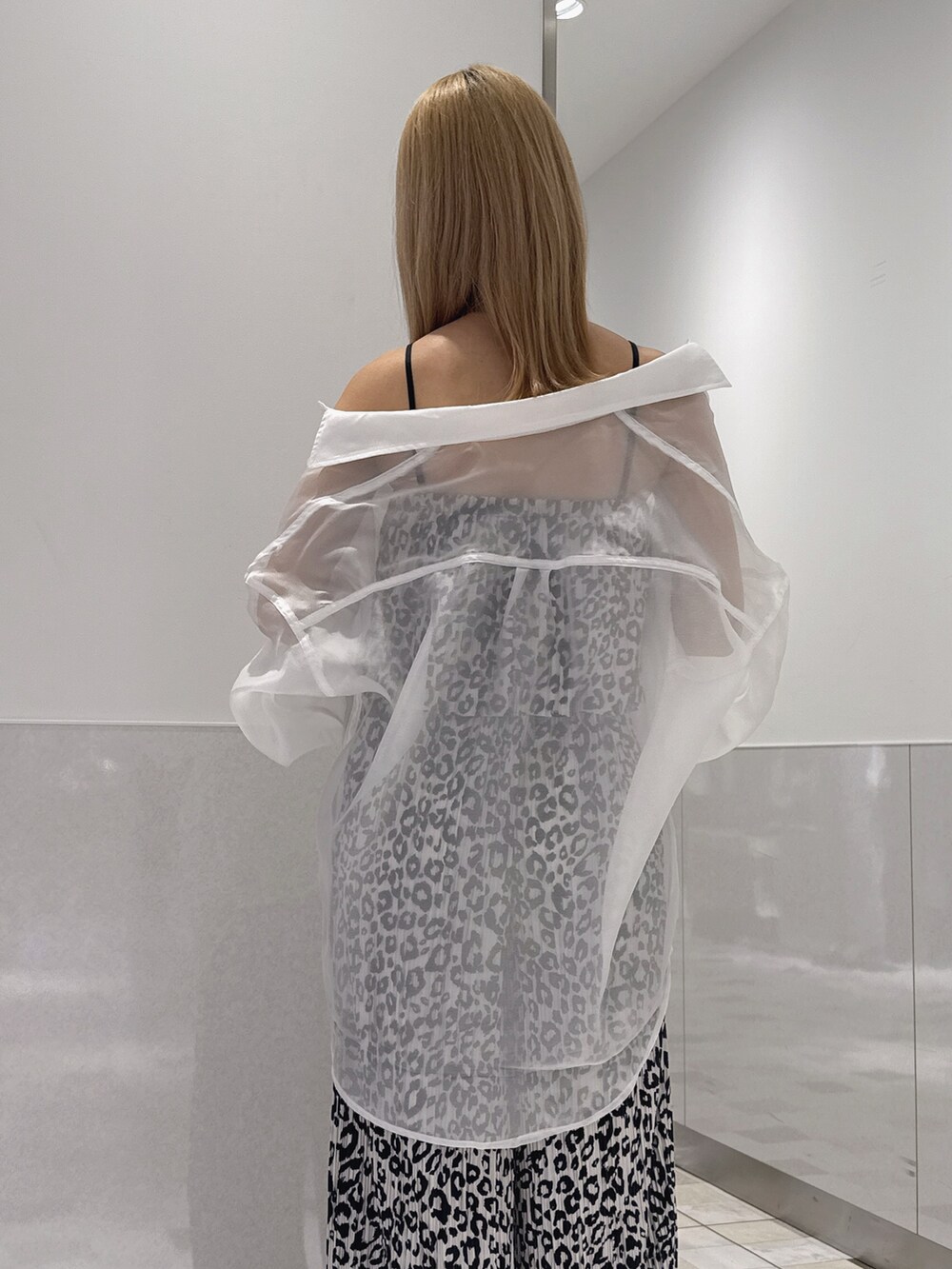ホワイト系のシャツ/ブラウス、その他のキャミソール、その他のその他パンツを着用したレディースの春コーディネートの5枚目の写真