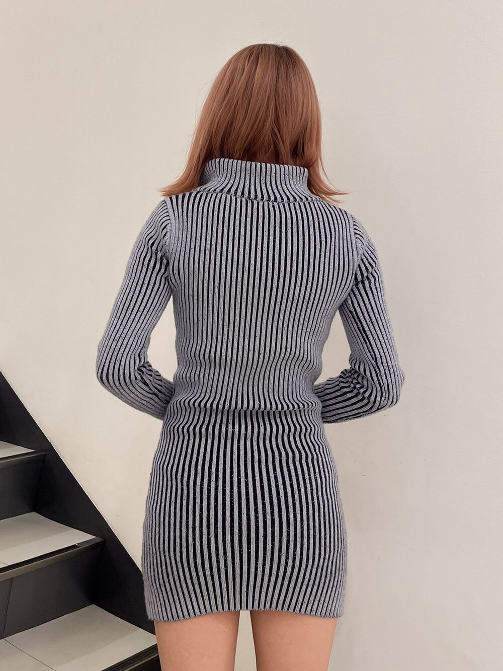 その他のワンピース、ブラック系のブーツを着用したレディースの秋コーディネートの5枚目の写真