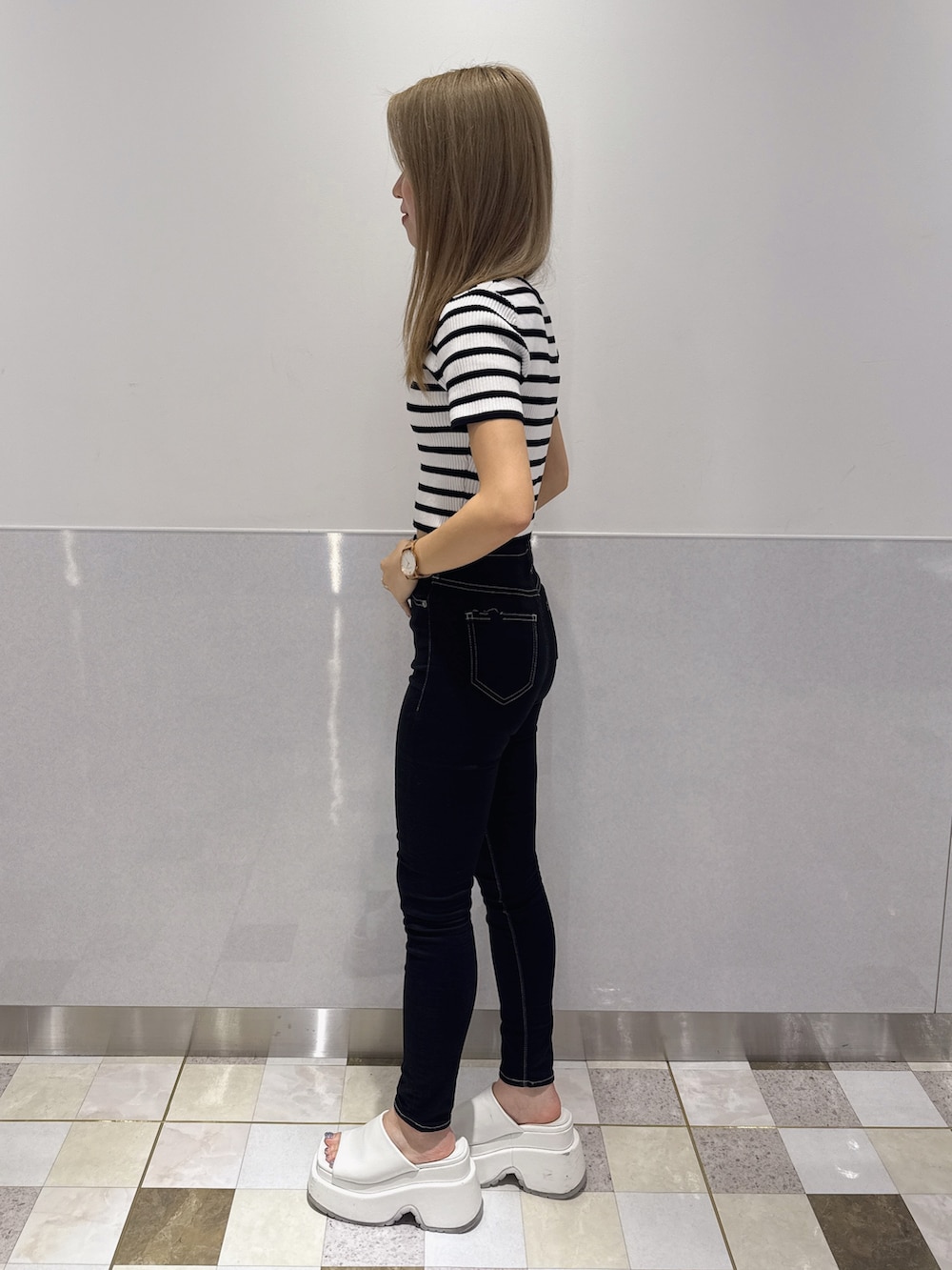 その他のニット/セーター、ブラック系のデニムパンツ、ホワイト系のサンダルを着用したレディースの夏コーディネートの2枚目の写真