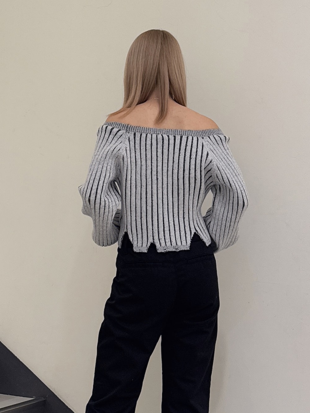 ブラック系のニット/セーター、ブラック系のその他パンツ、ブラック系のパンプスを着用したレディースの冬コーディネートの5枚目の写真