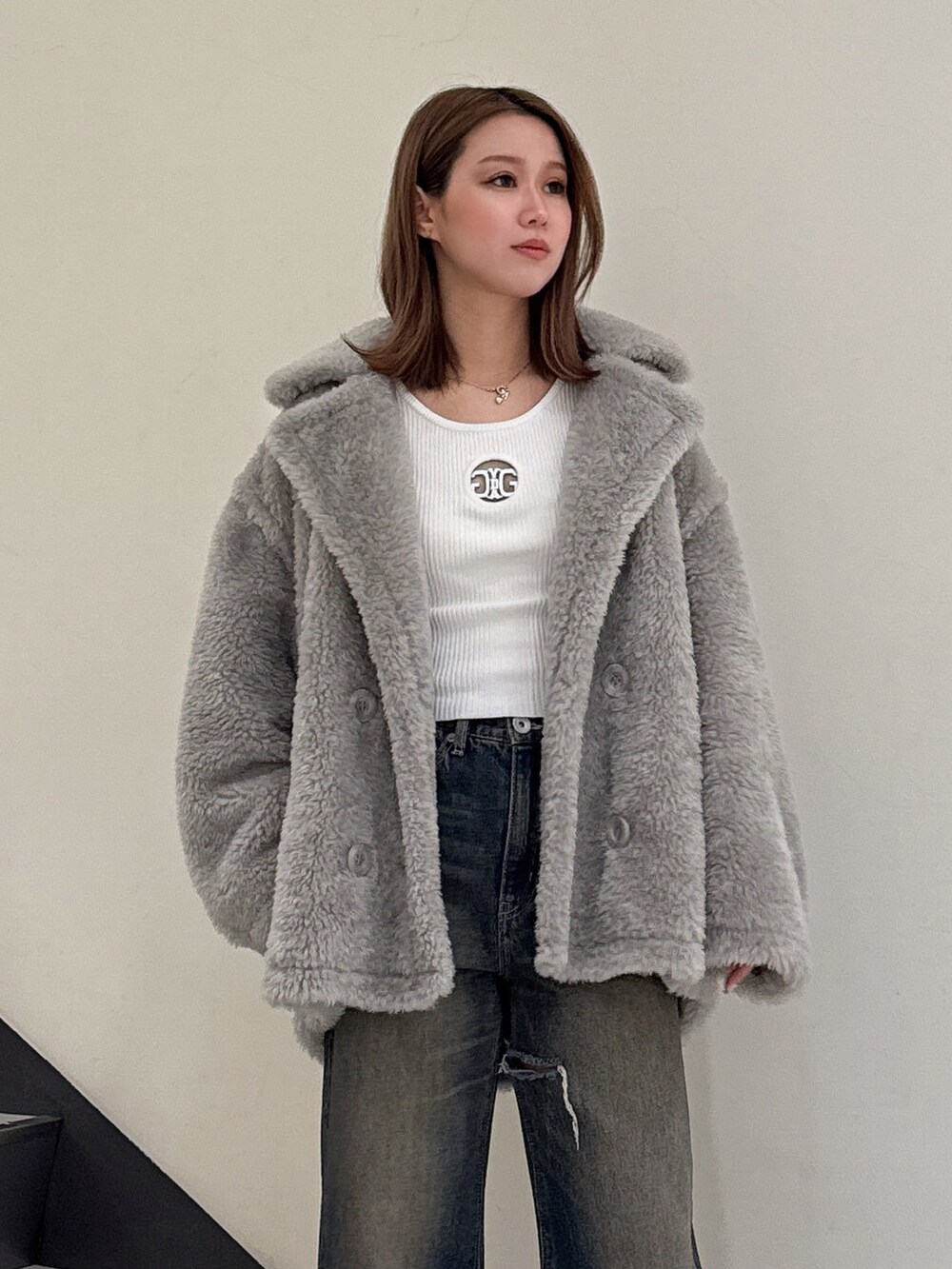 「冬コーデ、ootd、gydastaff、ファーコート、デニムパンツ、厚底シューズ」｜「GYDAのコクーンエコファーブルゾン（ブルゾン、グレー系）」を使った、mayuさん（レディース・160cm）の冬コーディネートの4枚目の写真